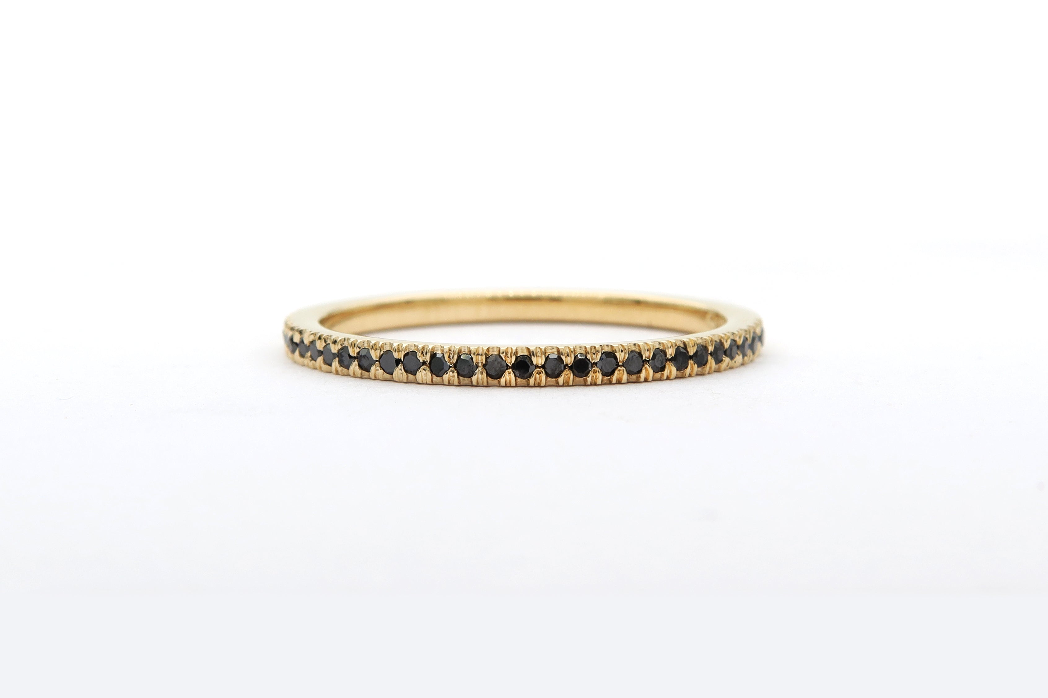 טבעת זהב עדינה משובצת יהלומים שחורים