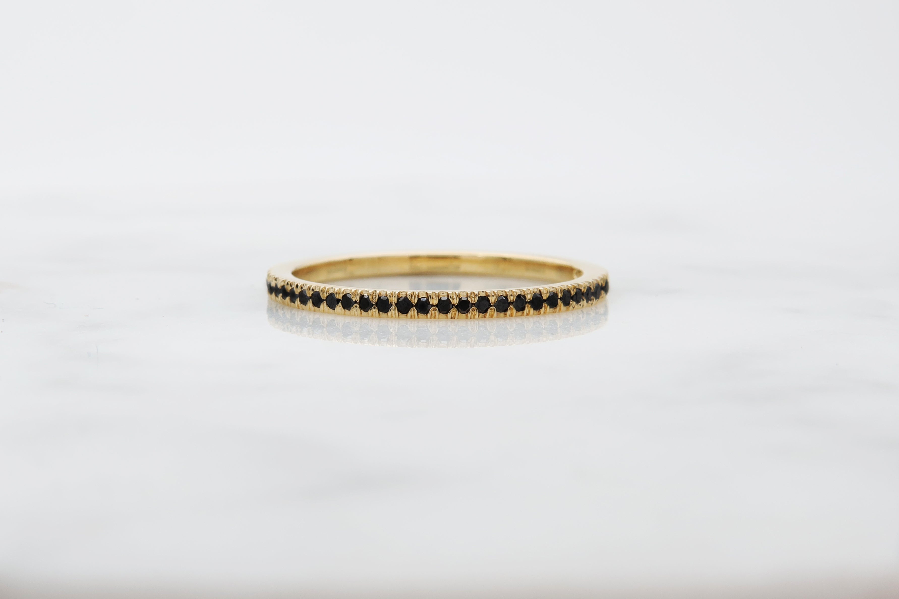 טבעת זהב עדינה משובצת יהלומים שחורים