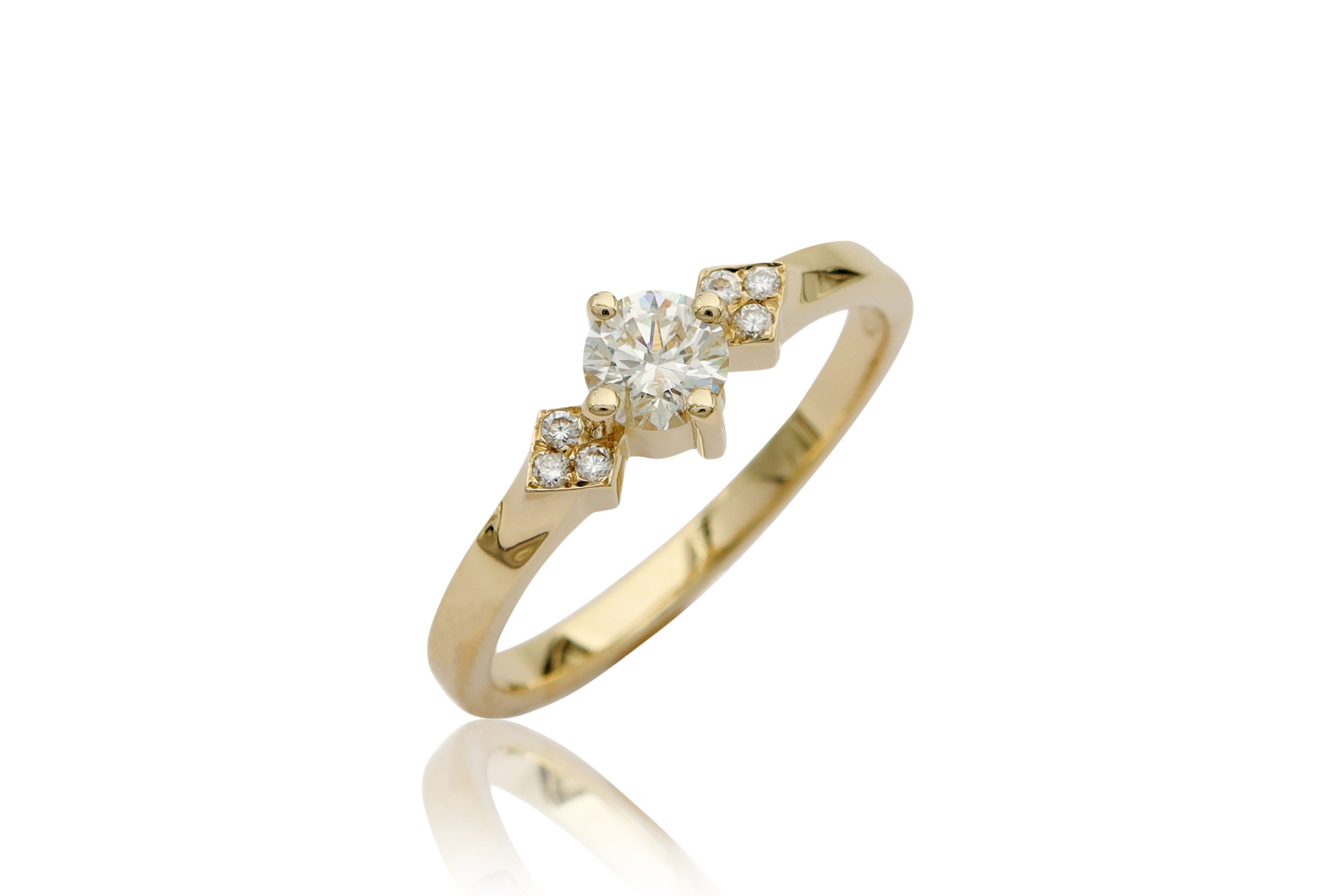 טבעת יהלום 0.30 קראט בשילוב יהלומים בצדדים