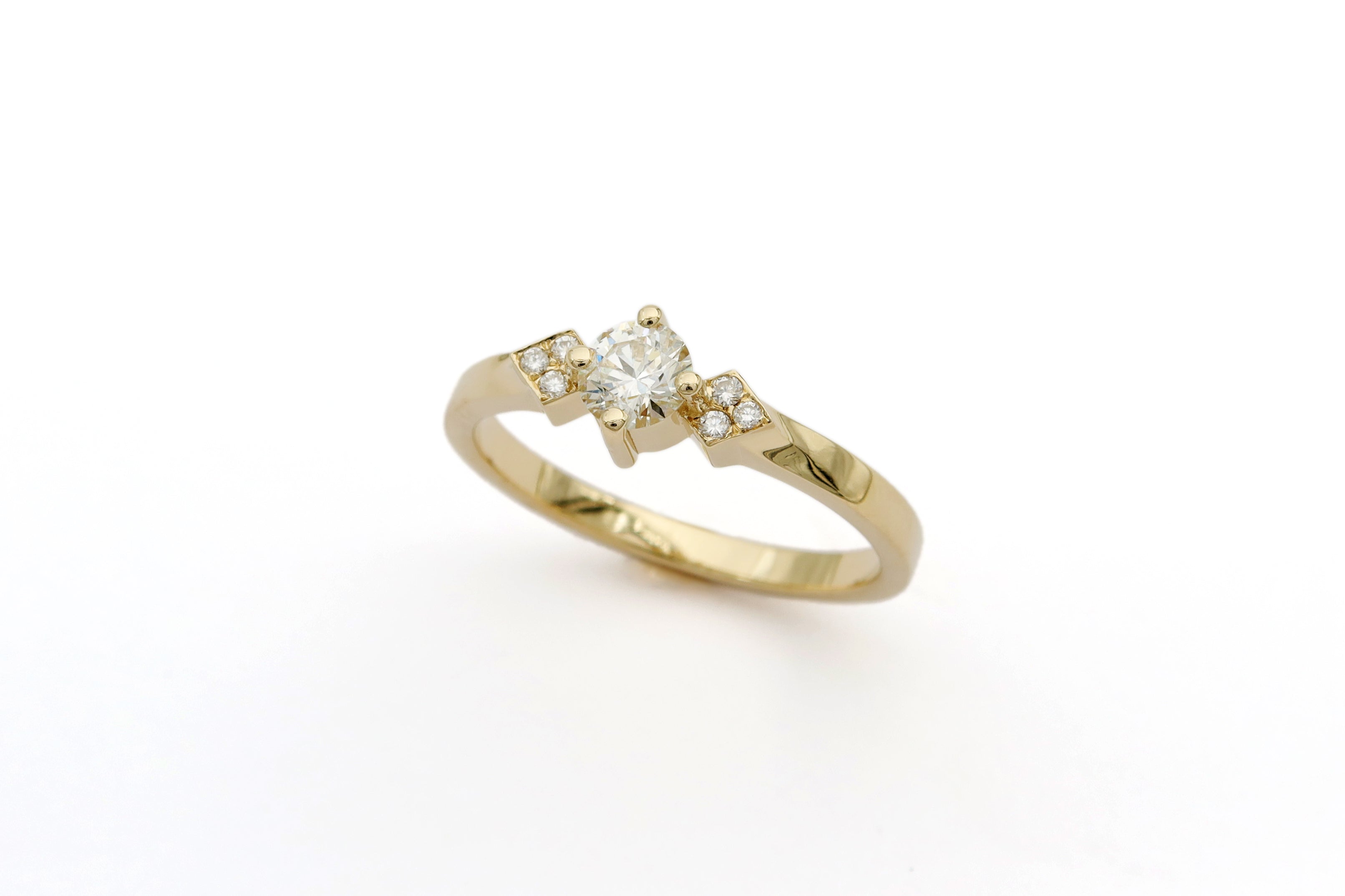 טבעת יהלום 0.30 קראט בשילוב יהלומים בצדדים