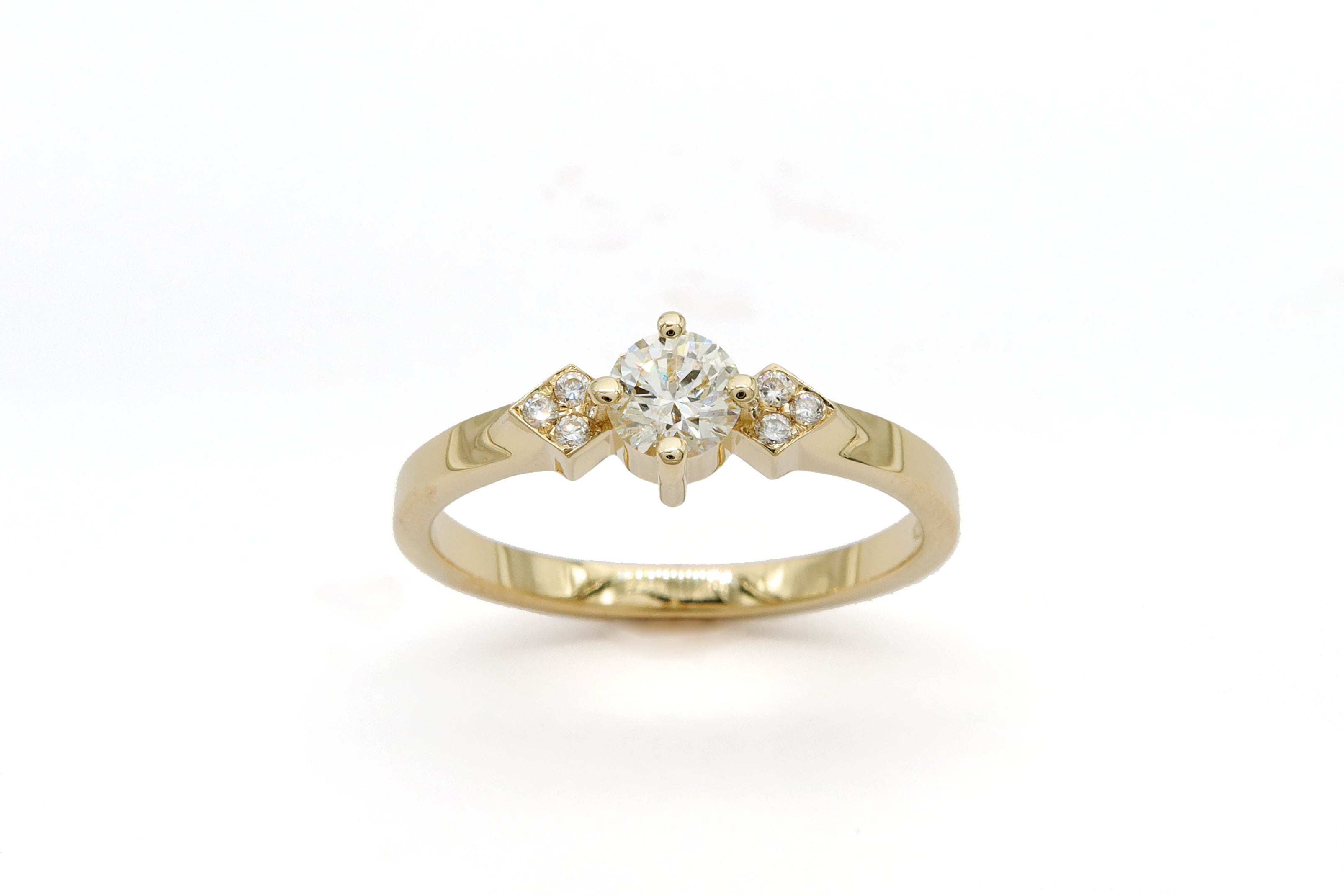 טבעת יהלום 0.30 קראט בשילוב יהלומים בצדדים