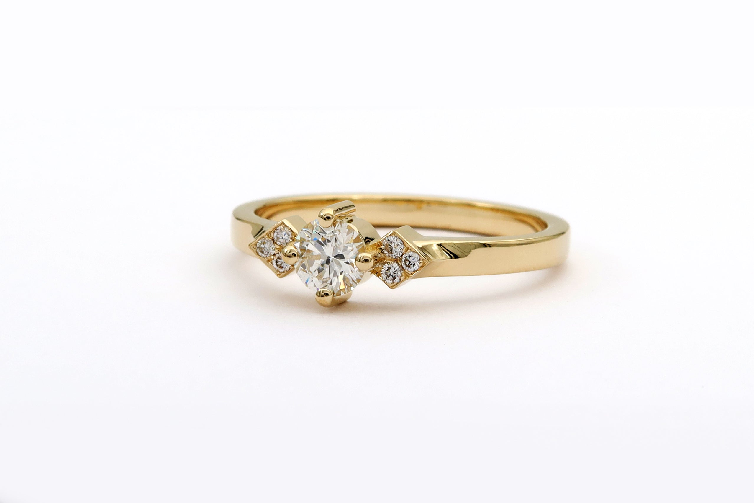 טבעת יהלום 0.30 קראט בשילוב יהלומים בצדדים