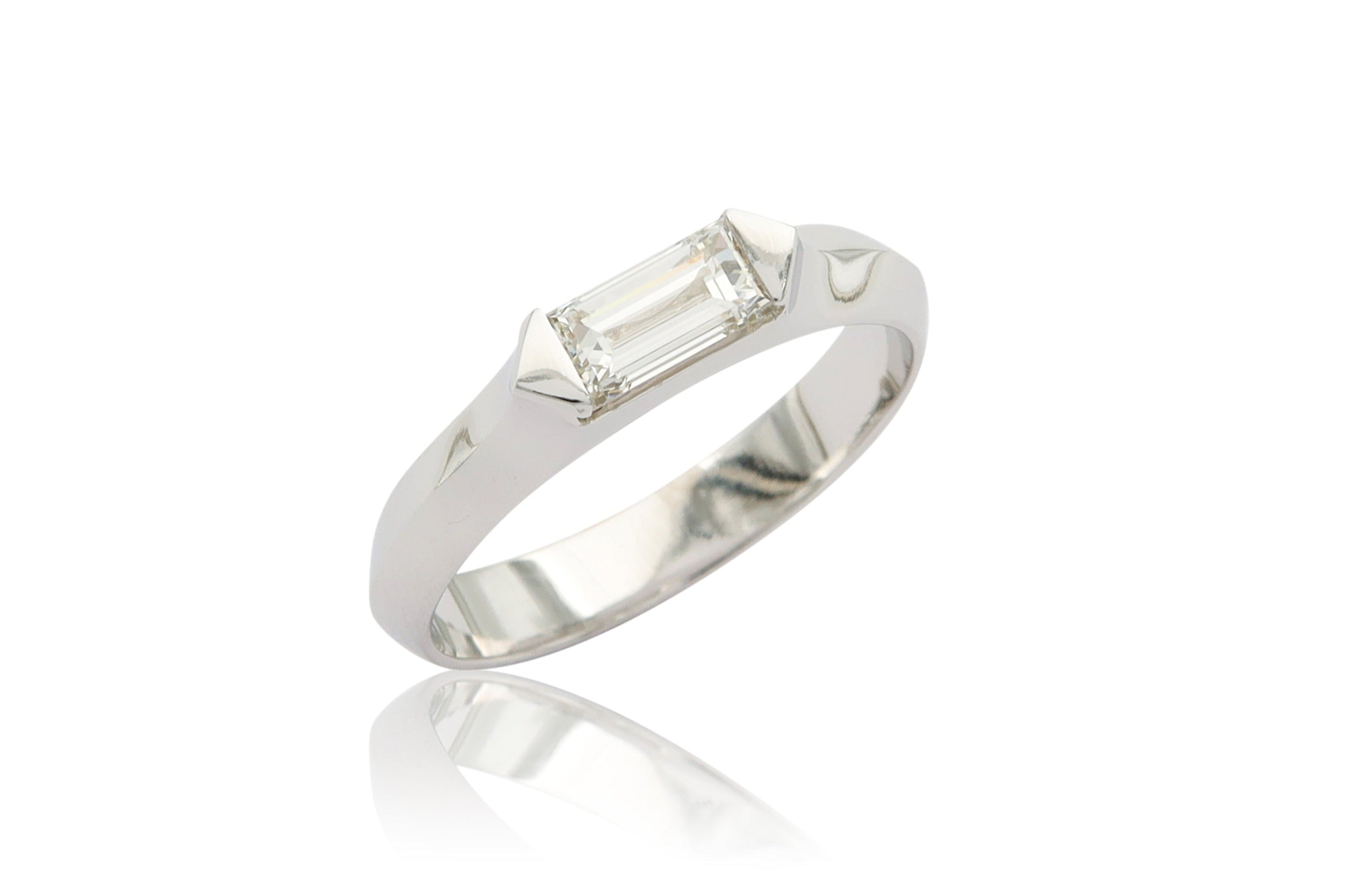 טבעת זהב לבן בשיבוץ יהלום בגט שטוח במרכז