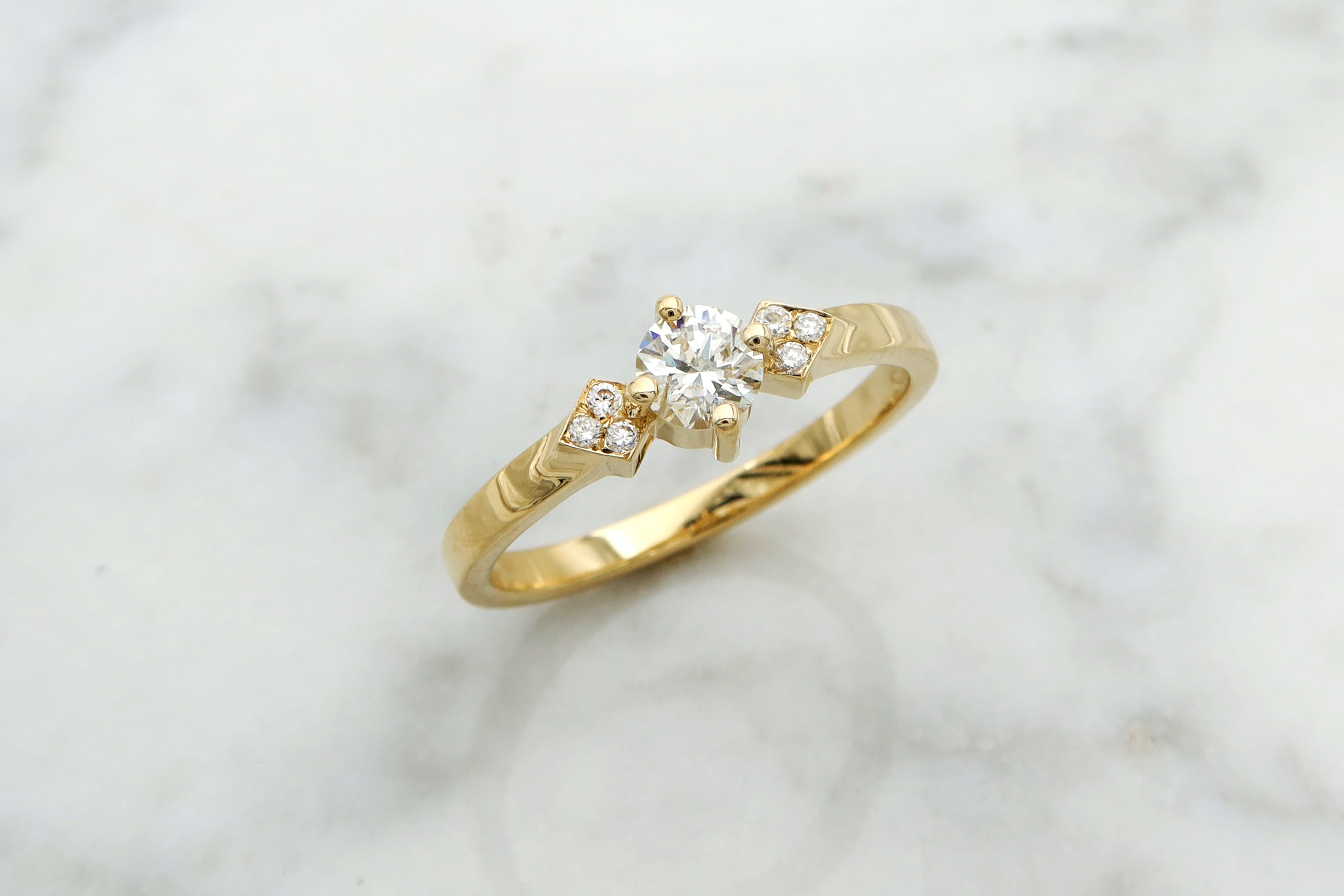 טבעת יהלום 0.30 קראט בשילוב יהלומים בצדדים