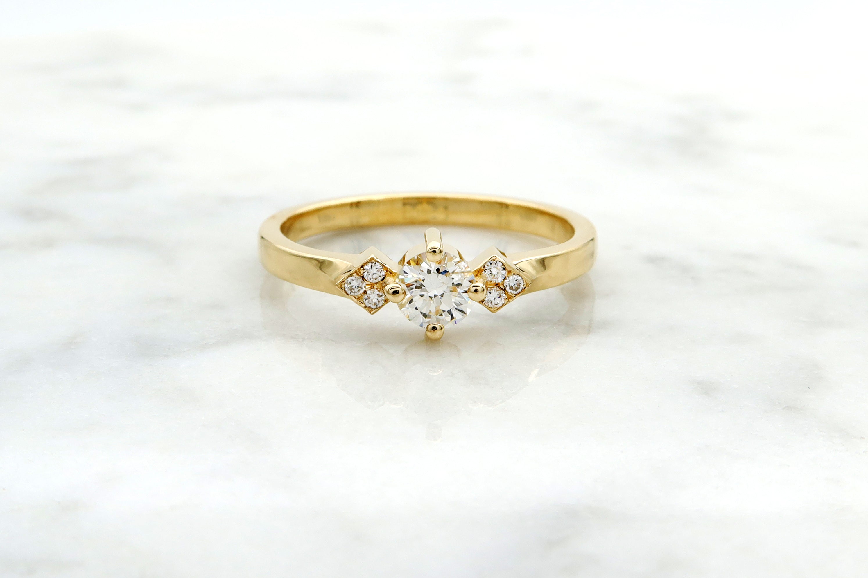 טבעת יהלום 0.30 קראט בשילוב יהלומים בצדדים