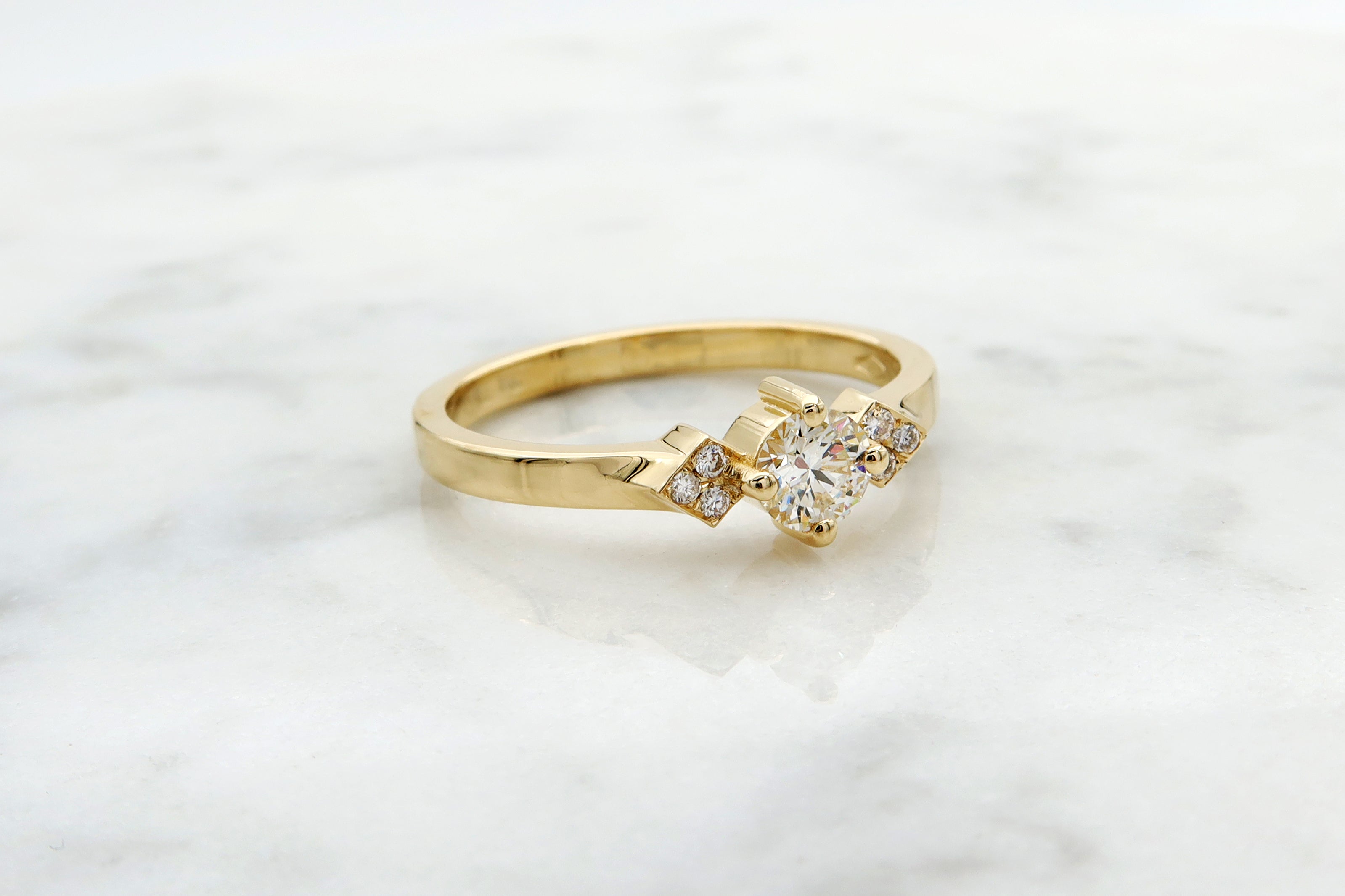 טבעת יהלום 0.30 קראט בשילוב יהלומים בצדדים