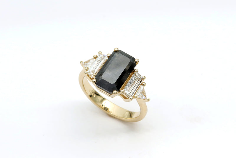 טבעת זהב צהוב בשיבוץ יהלום שחור 2.4 קראט בשילוב יהלומים לבנים
