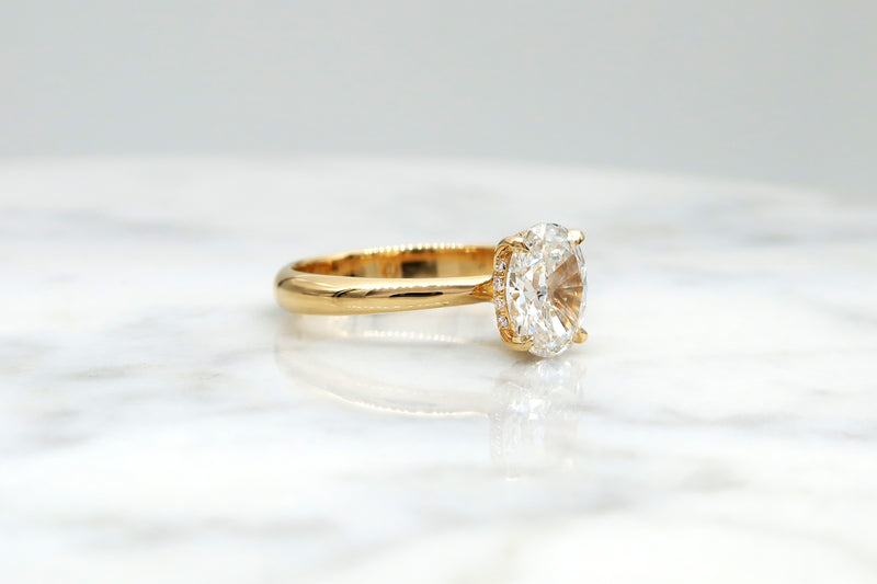 טבעת אירוסין משובצת יהלום בחיתוך אובל