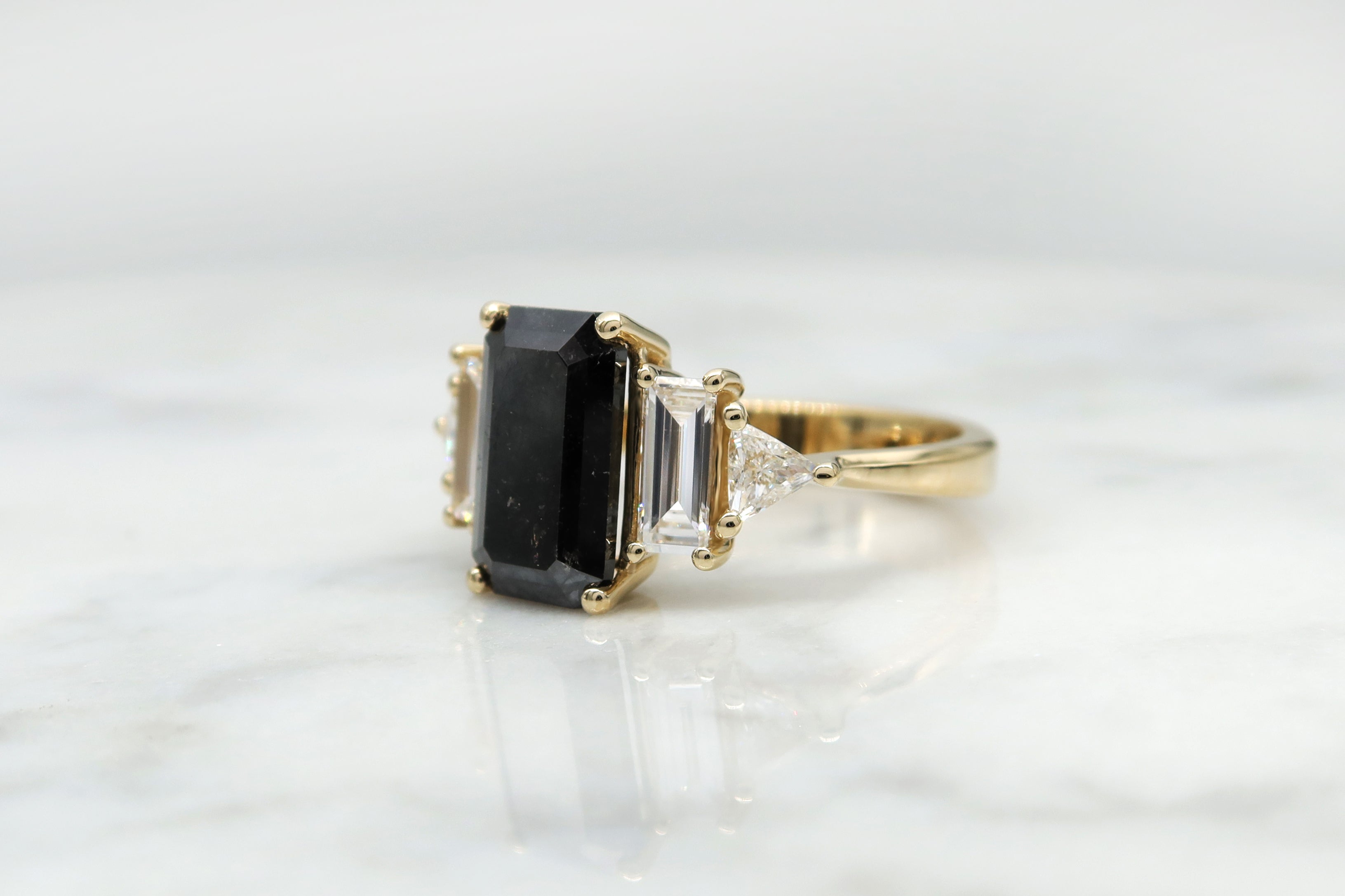 טבעת זהב צהוב בשיבוץ יהלום שחור 2.4 קראט בשילוב יהלומים לבנים