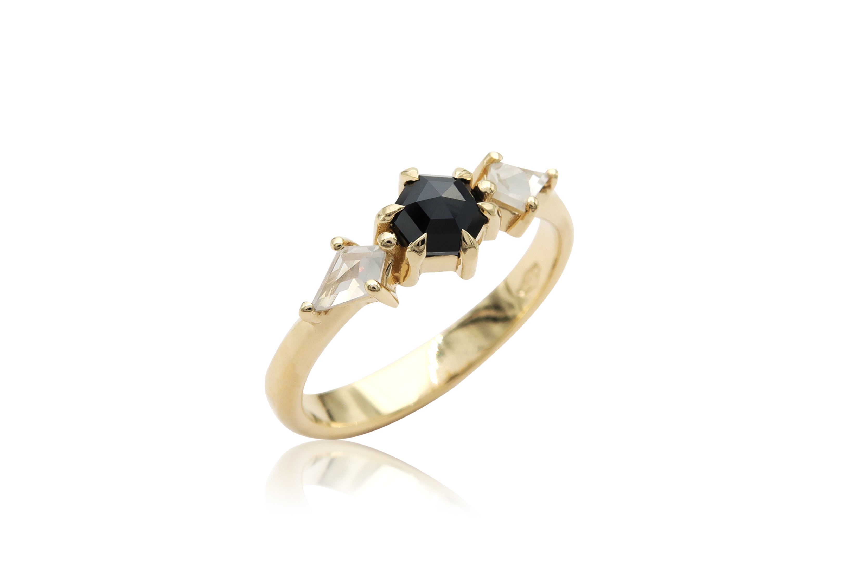 טבעת משובצת יהלום שחור בחיתוך משושה בשילוב יהלומים לבנים