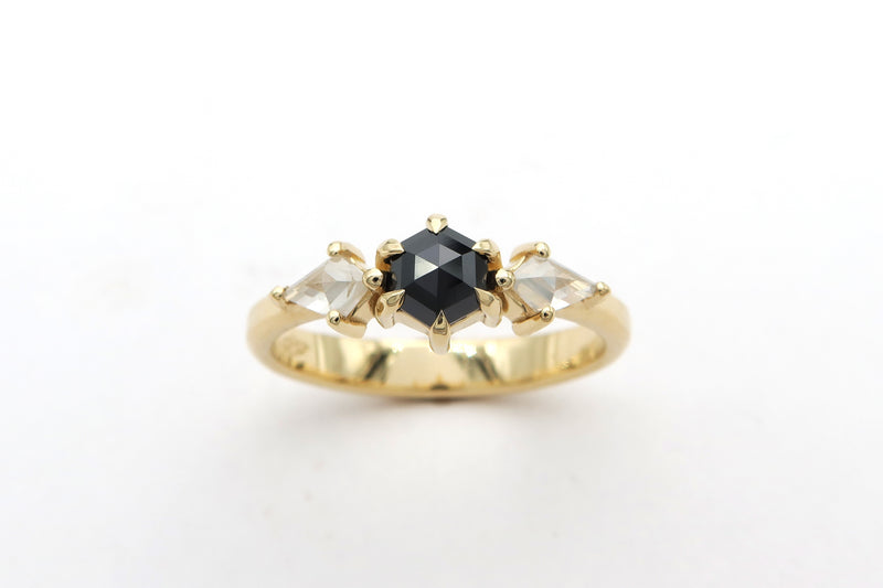 טבעת משובצת יהלום שחור בחיתוך משושה בשילוב יהלומים לבנים