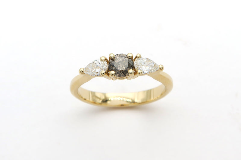 טבעת זהב צהוב משובצת יהלום Salt & Pepper בשילוב יהלומים לבנים