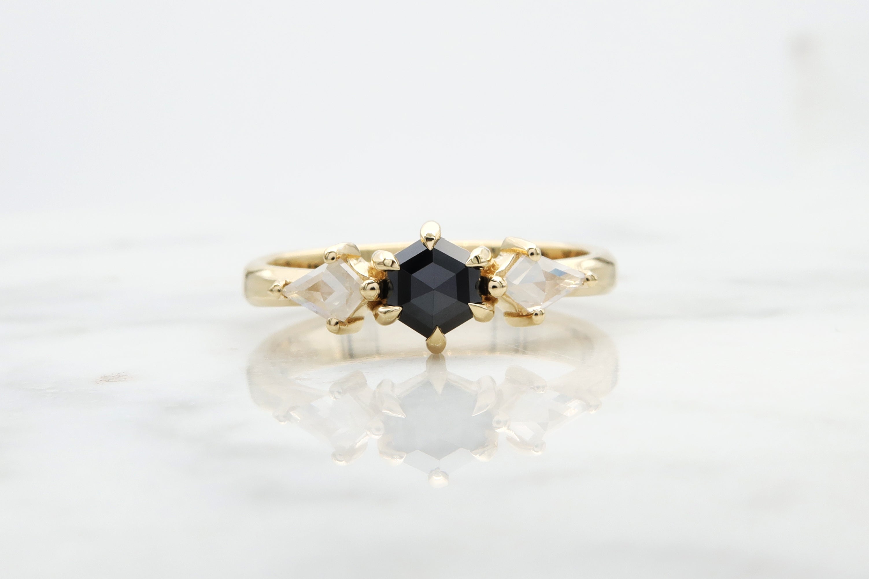 טבעת משובצת יהלום שחור בחיתוך משושה בשילוב יהלומים לבנים