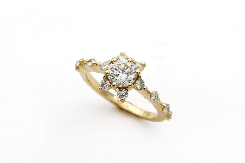 טבעת אירוסין משובצת יהלומים בעיצוב כוכב