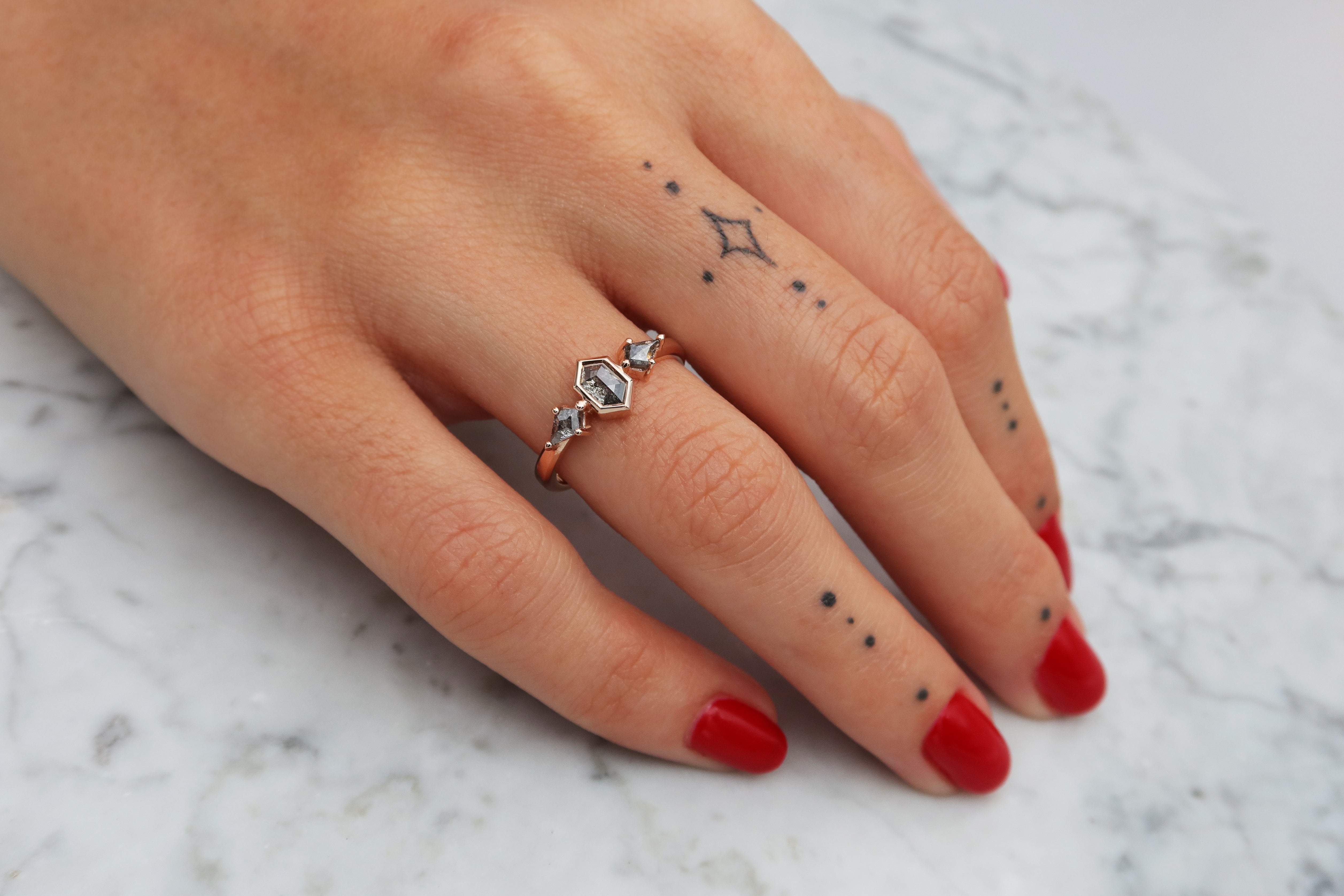 טבעת זהב אדום משובצת יהלומי Salt & Pepper