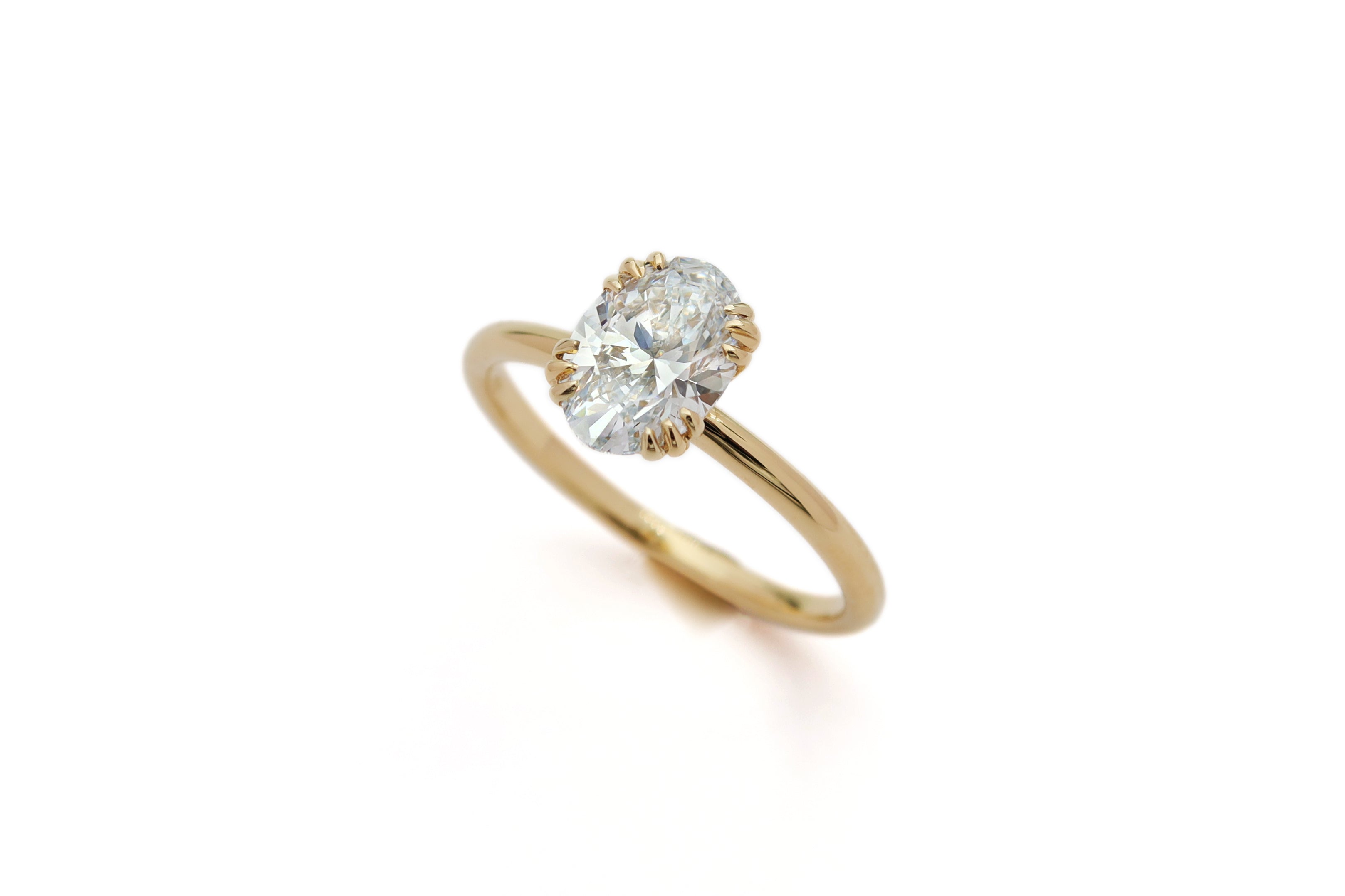 טבעת אירוסין עם יהלום בחיתוך אובל בשיבוץ מיוחד