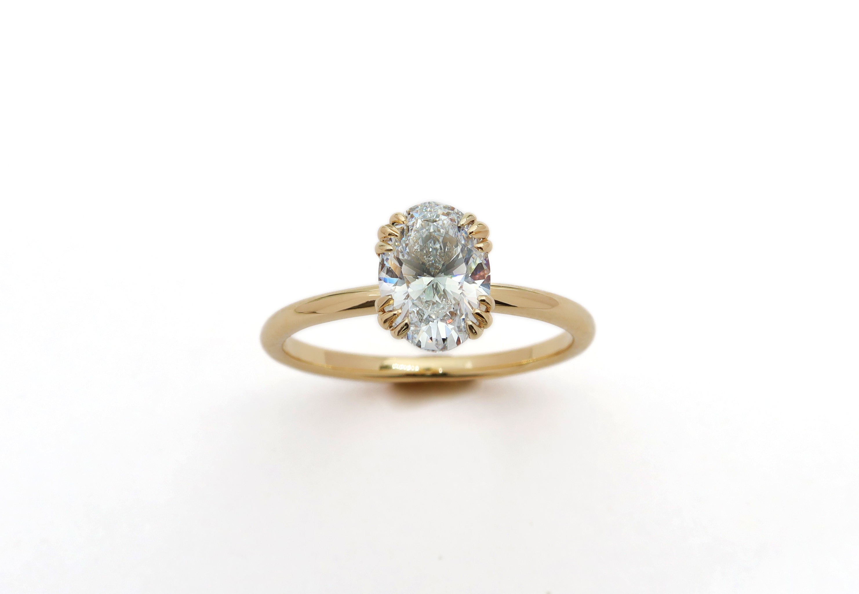 טבעת אירוסין עם יהלום בחיתוך אובל בשיבוץ מיוחד