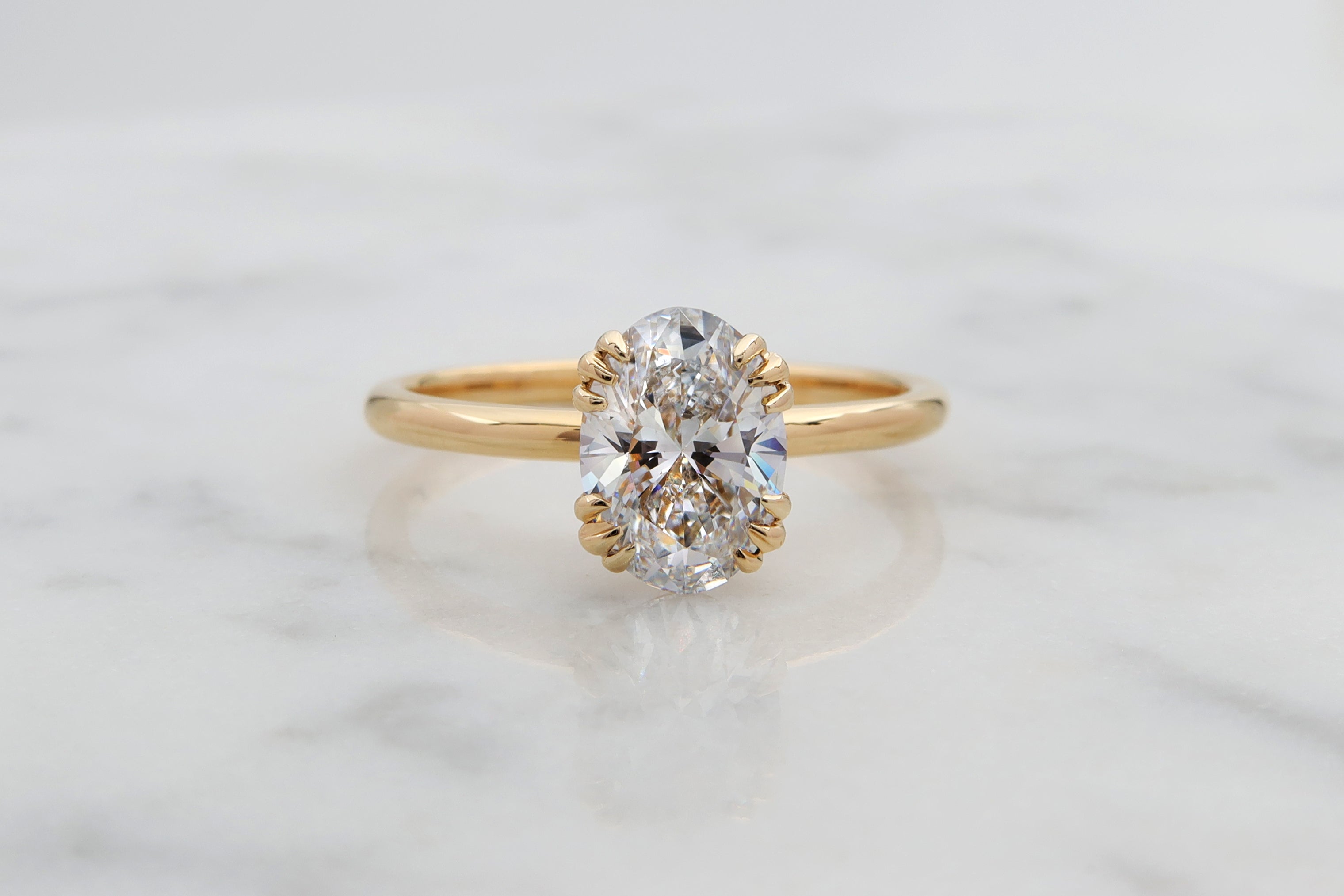 טבעת אירוסין עם יהלום בחיתוך אובל בשיבוץ מיוחד