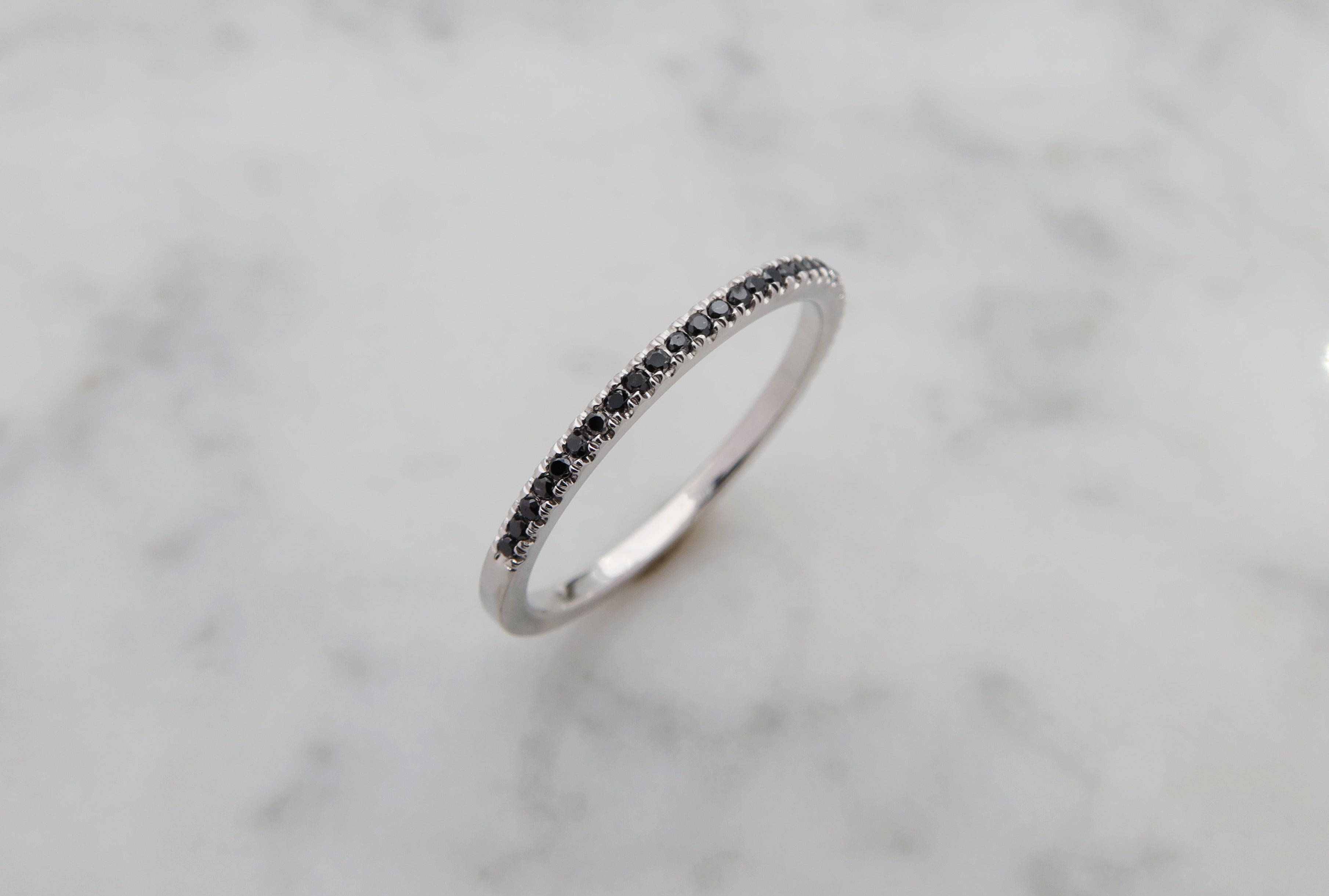 טבעת עדינה מזהב לבן משובצת ביהלומים שחורים