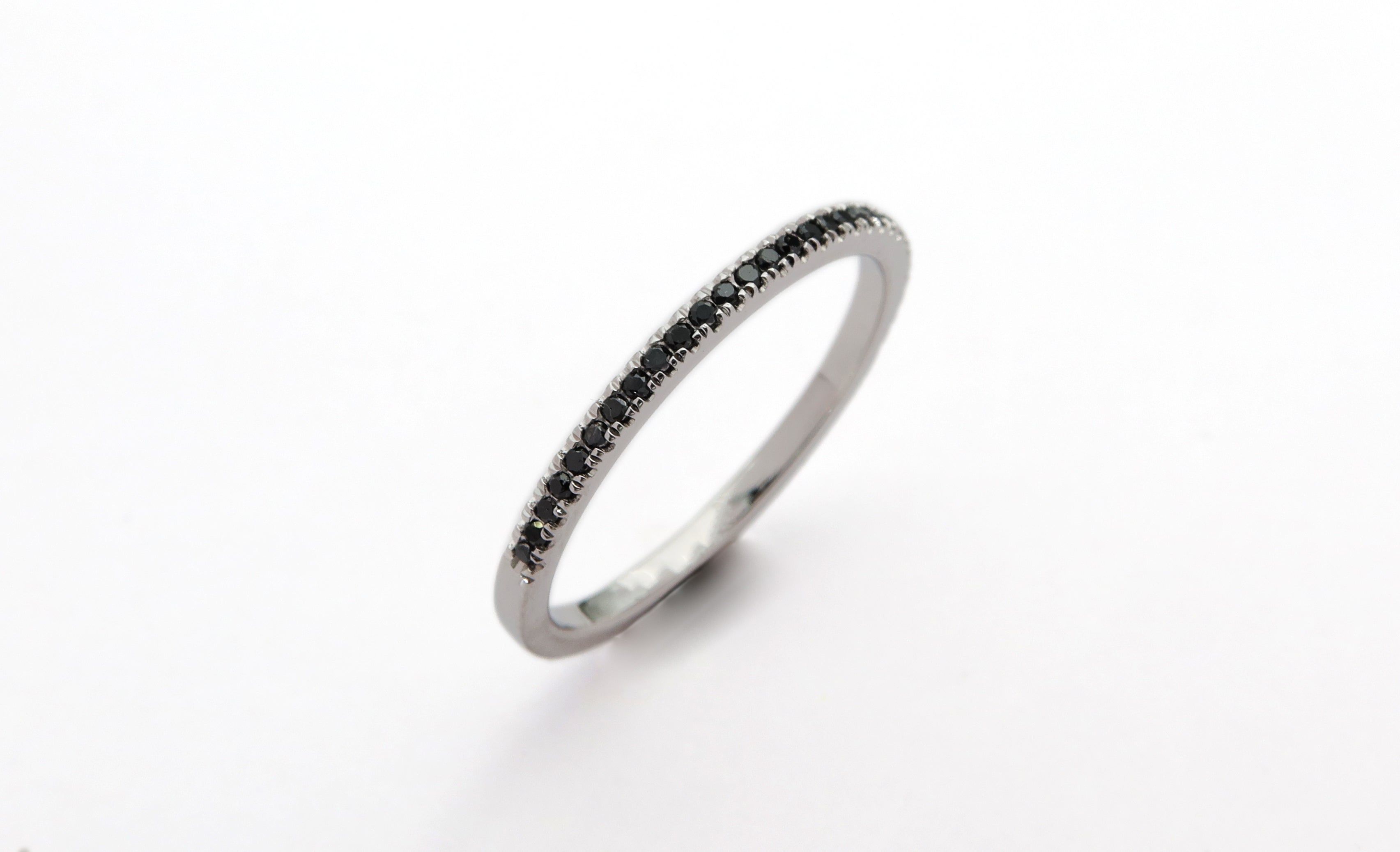 טבעת עדינה מזהב לבן משובצת ביהלומים שחורים