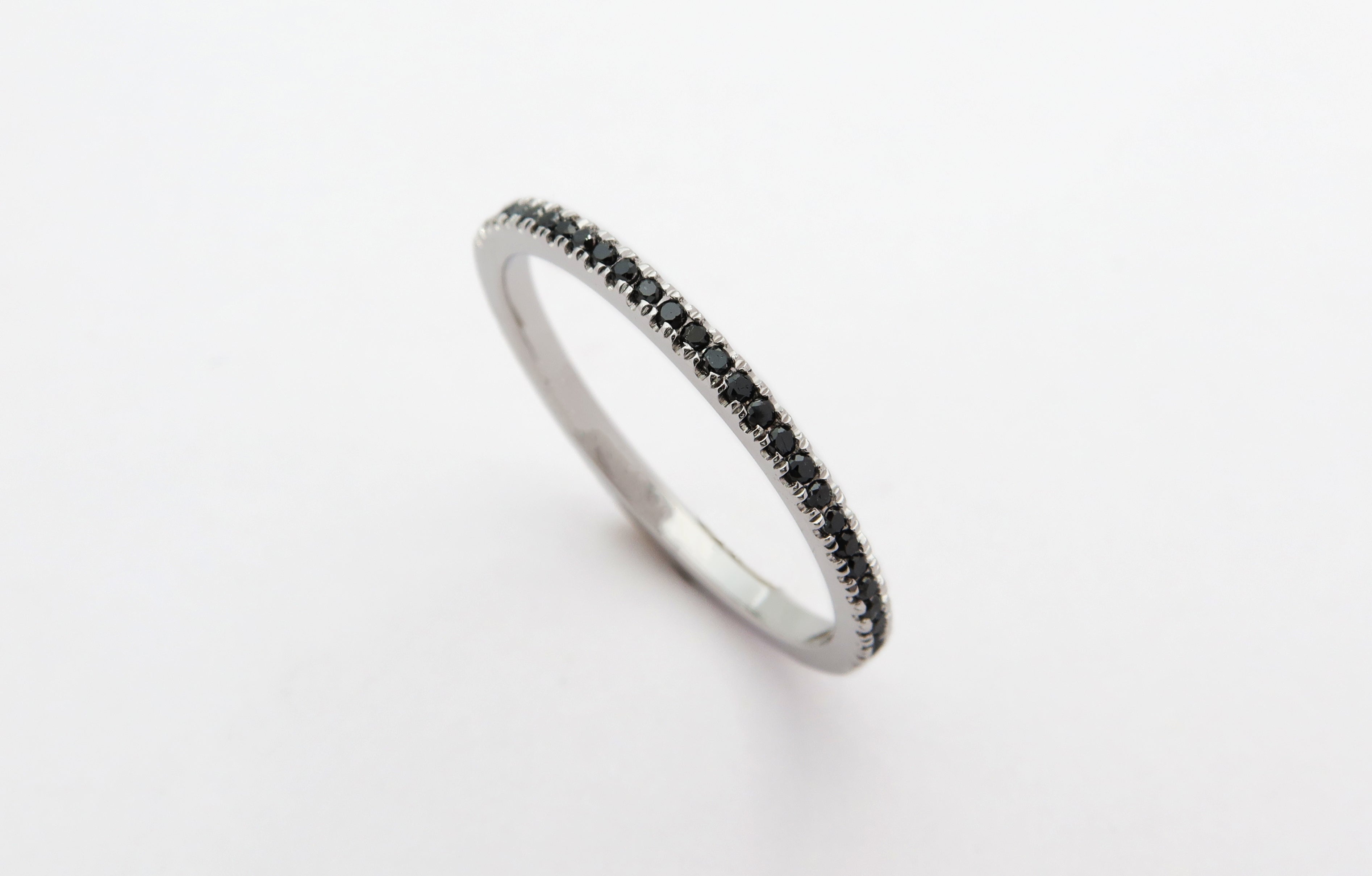 טבעת עדינה מזהב לבן משובצת ביהלומים שחורים