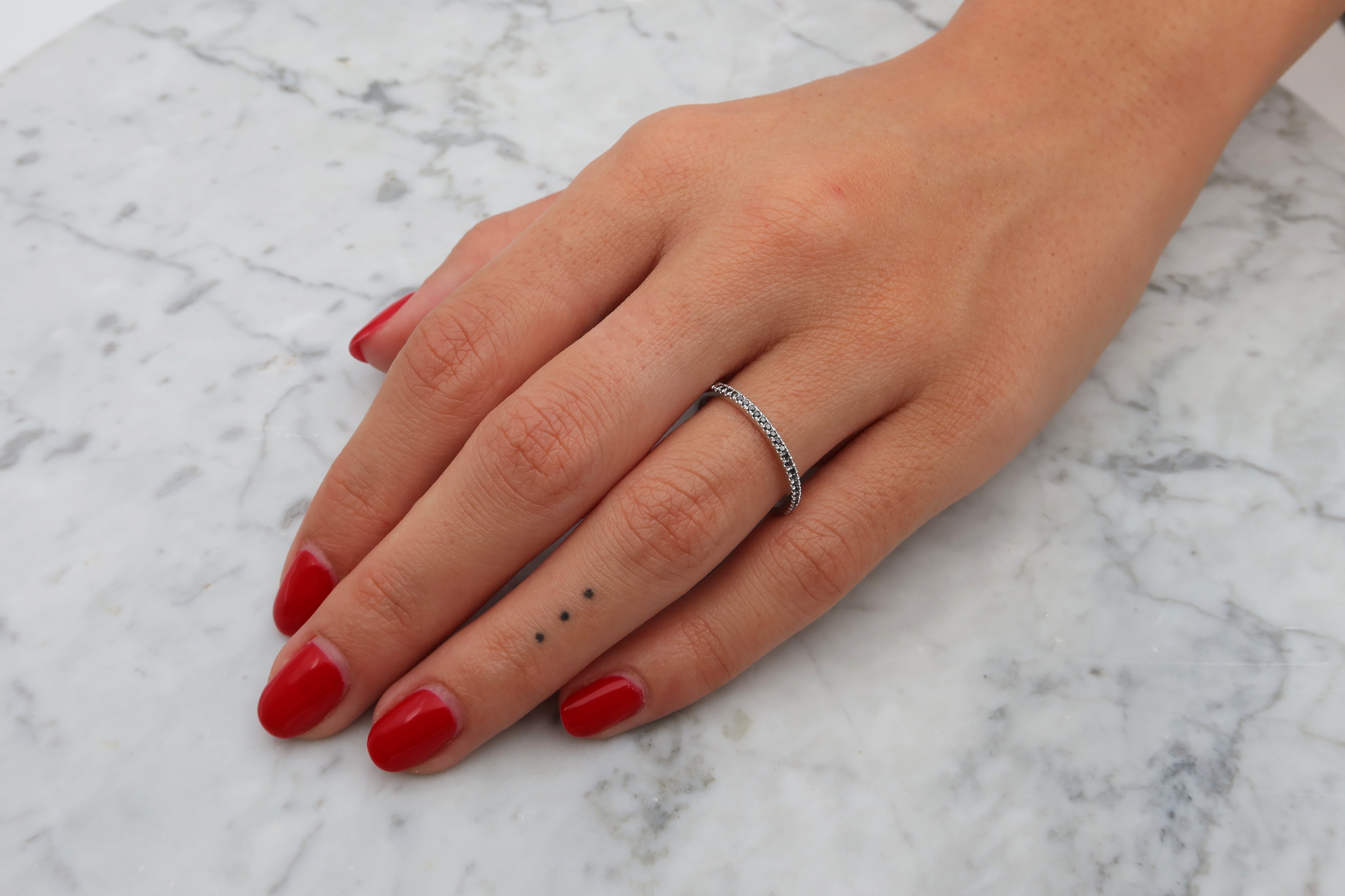 טבעת עדינה מזהב לבן משובצת ביהלומים שחורים