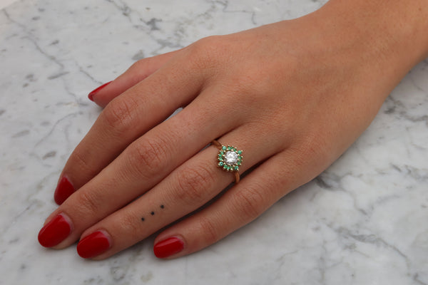 טבעת משובצת יהלום ואבני אמרלד ירוקות