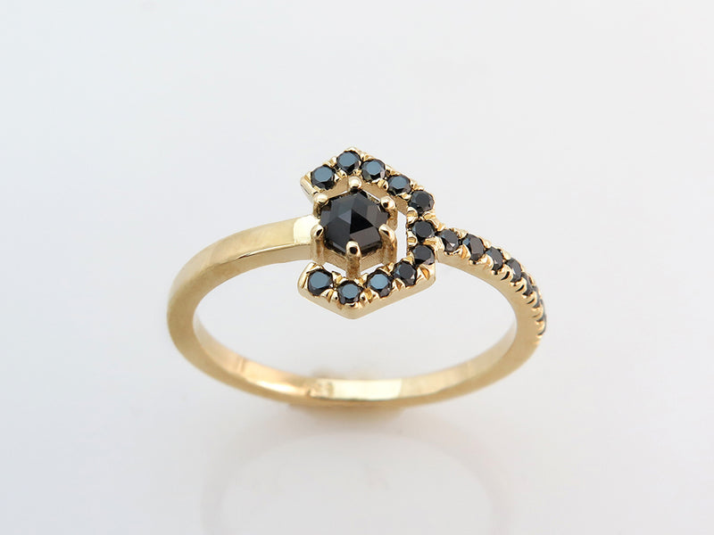 טבעת זהב 14 קראט ויהלום שחור בחיתוך Hexagon - משושה