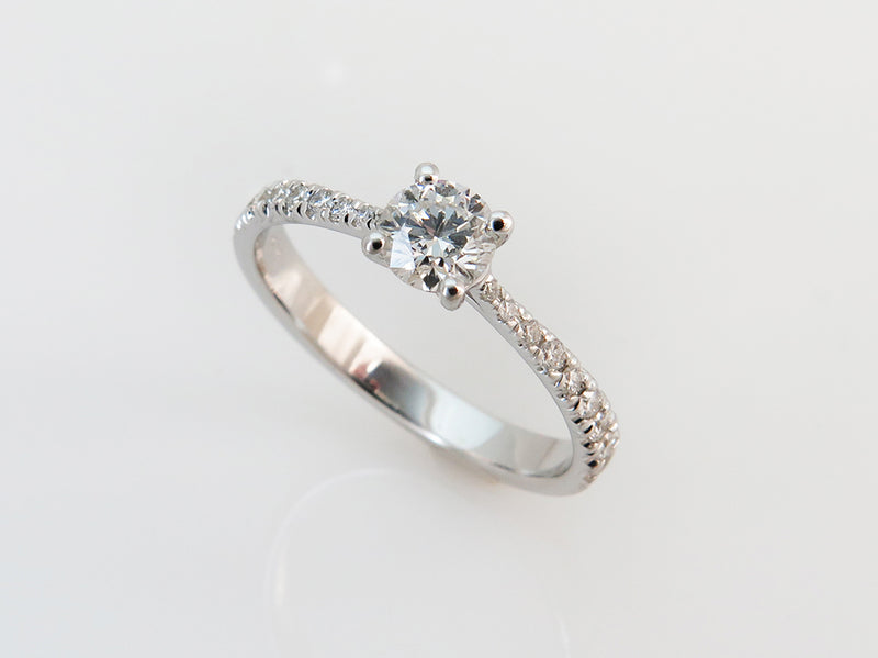 טבעת סוליטר קלאסית בזהב לבן עם יהלומים בצדדים
