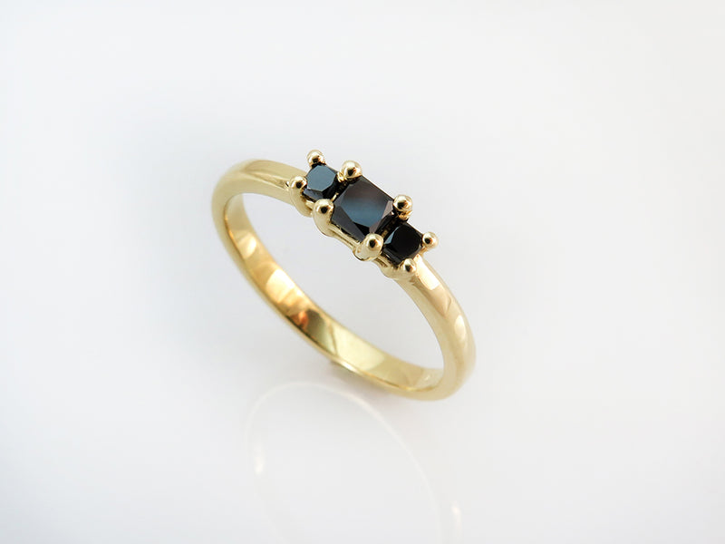 טבעת זהב ויהלומים שחורים בחיתוך מרובע- Princess