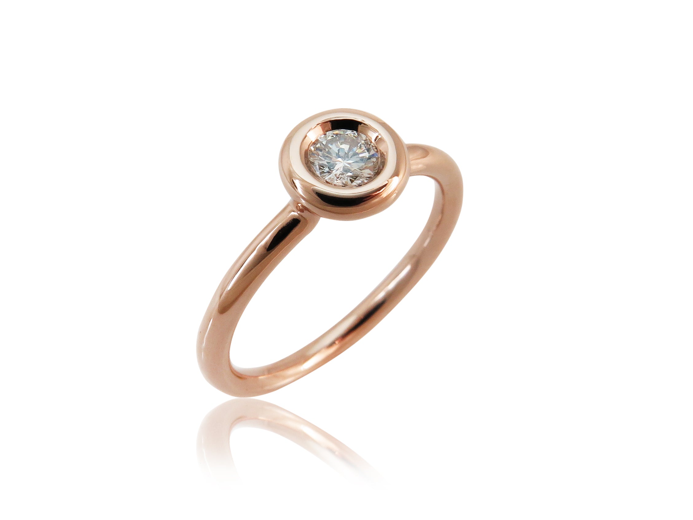 טבעת סוליטר בזהב אדום ושיבוץ יהלום