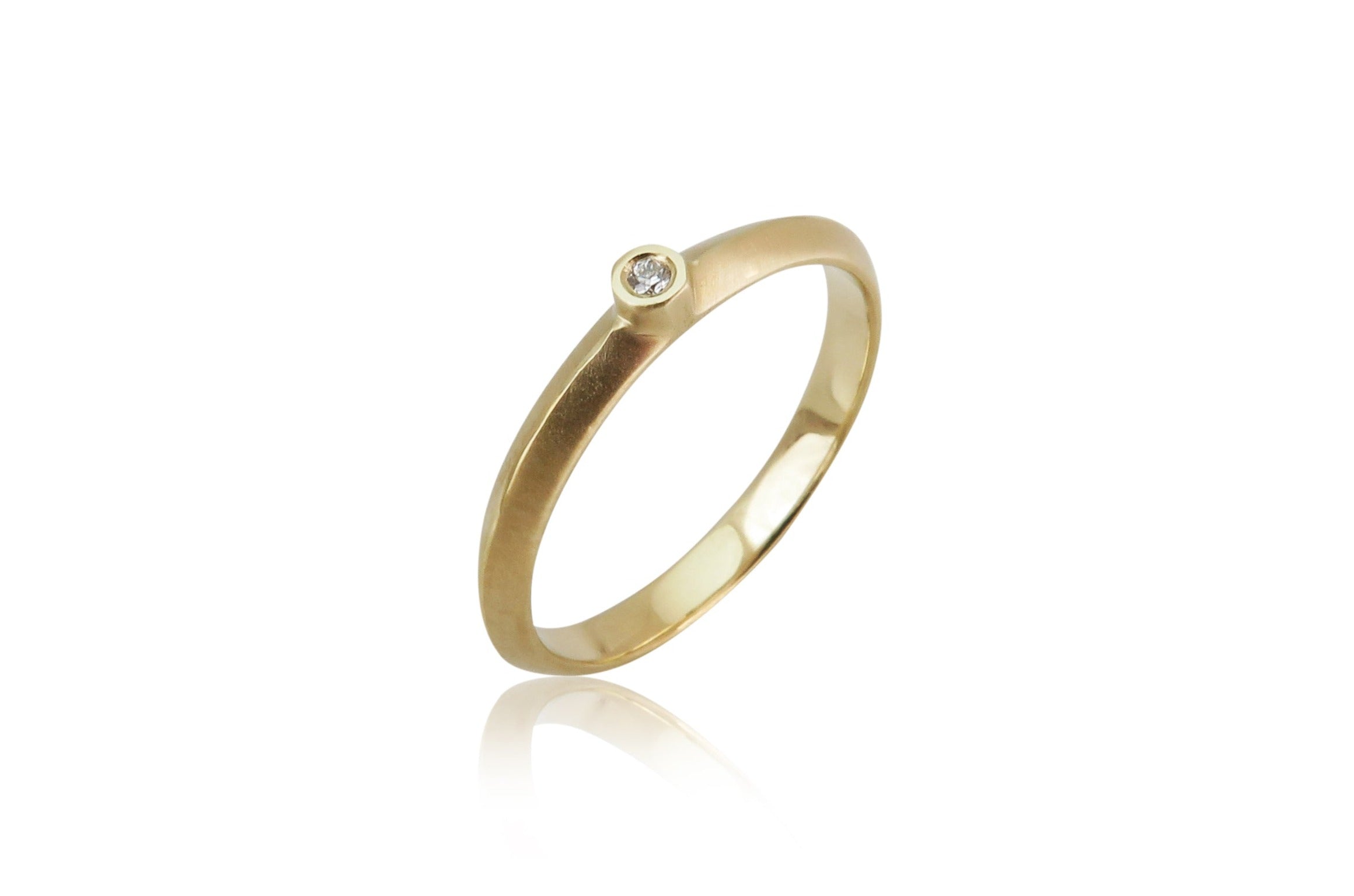 טבעת זהב בגימור מט בשיבוץ יהלום לבן