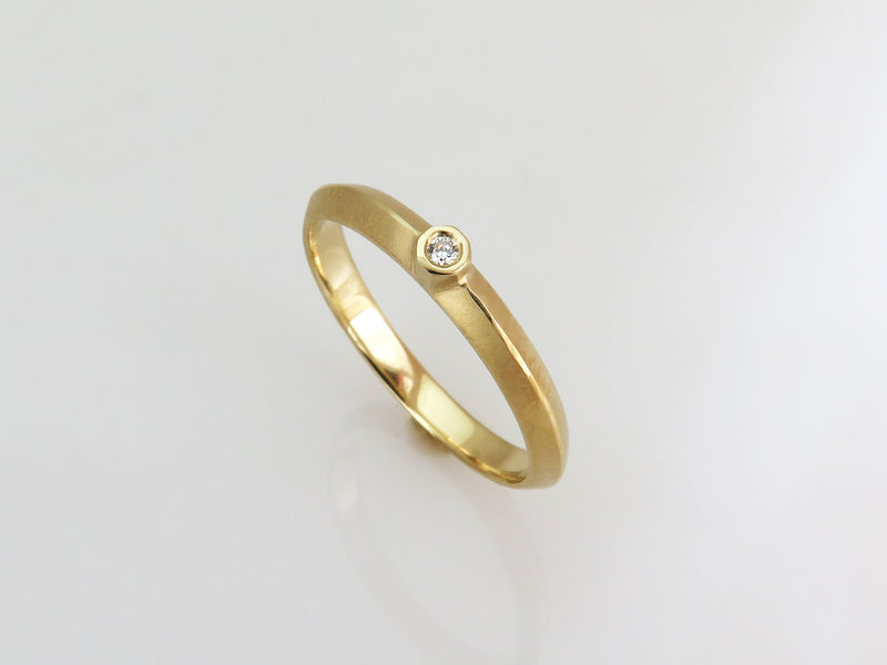 טבעת זהב בגימור מט בשיבוץ יהלום לבן