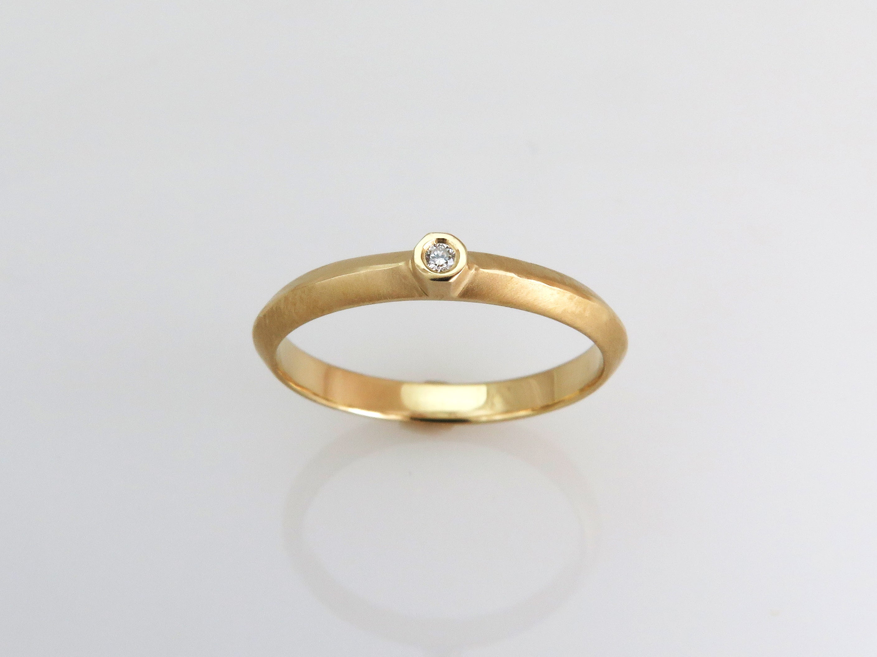 טבעת זהב בגימור מט בשיבוץ יהלום לבן