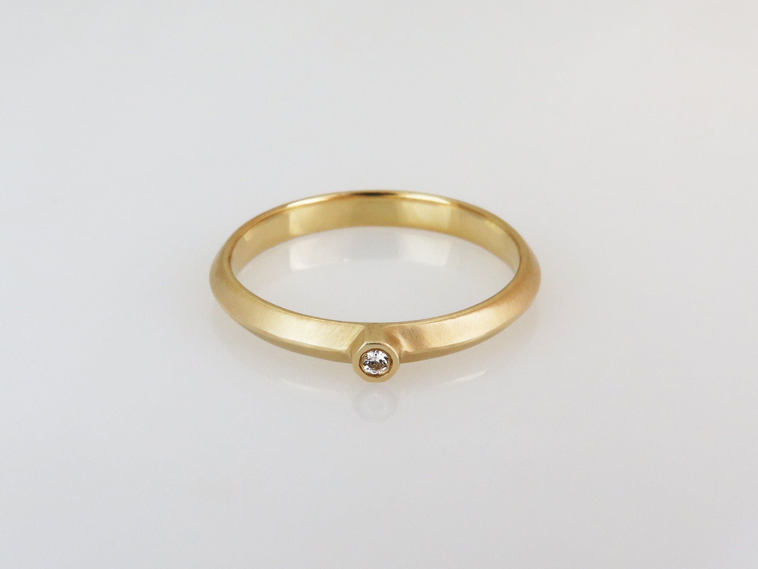 טבעת זהב בגימור מט בשיבוץ יהלום לבן