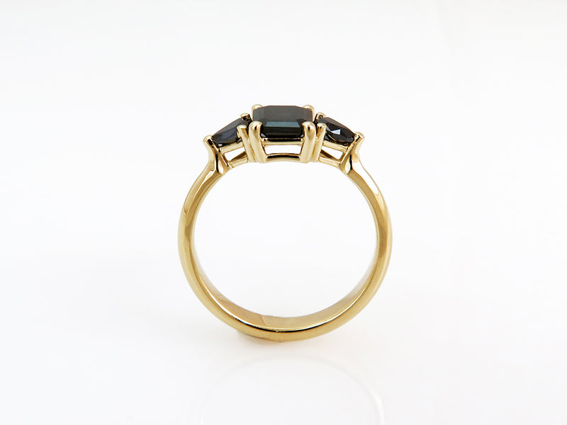 טבעת זהב צהוב ויהלומים שחורים בחיתוך אמרלד