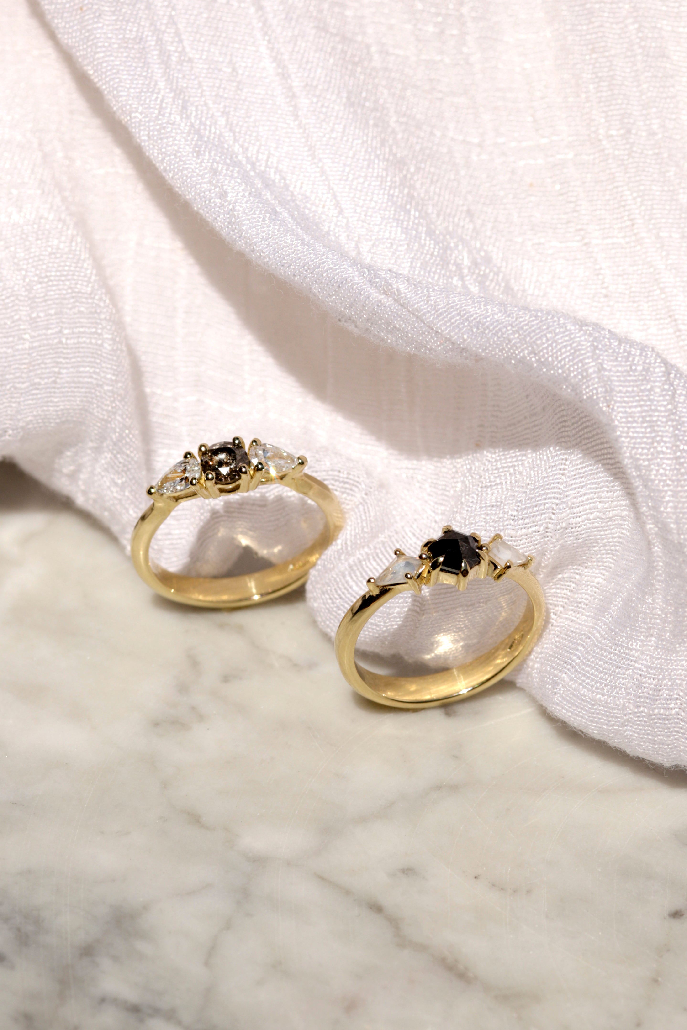 טבעת משובצת יהלום שחור בחיתוך משושה בשילוב יהלומים לבנים