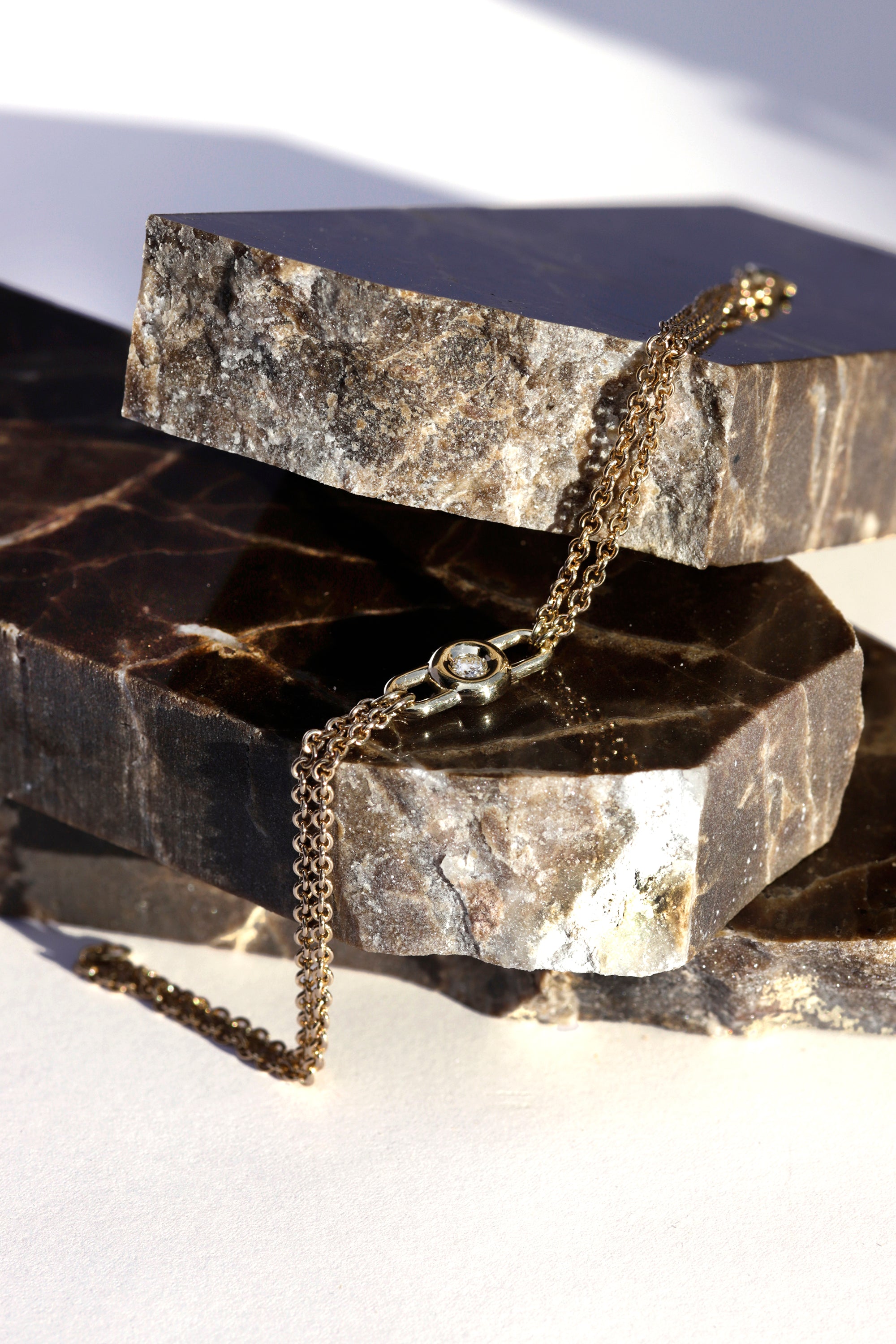 צמיד זהב עם תליון משובץ יהלום