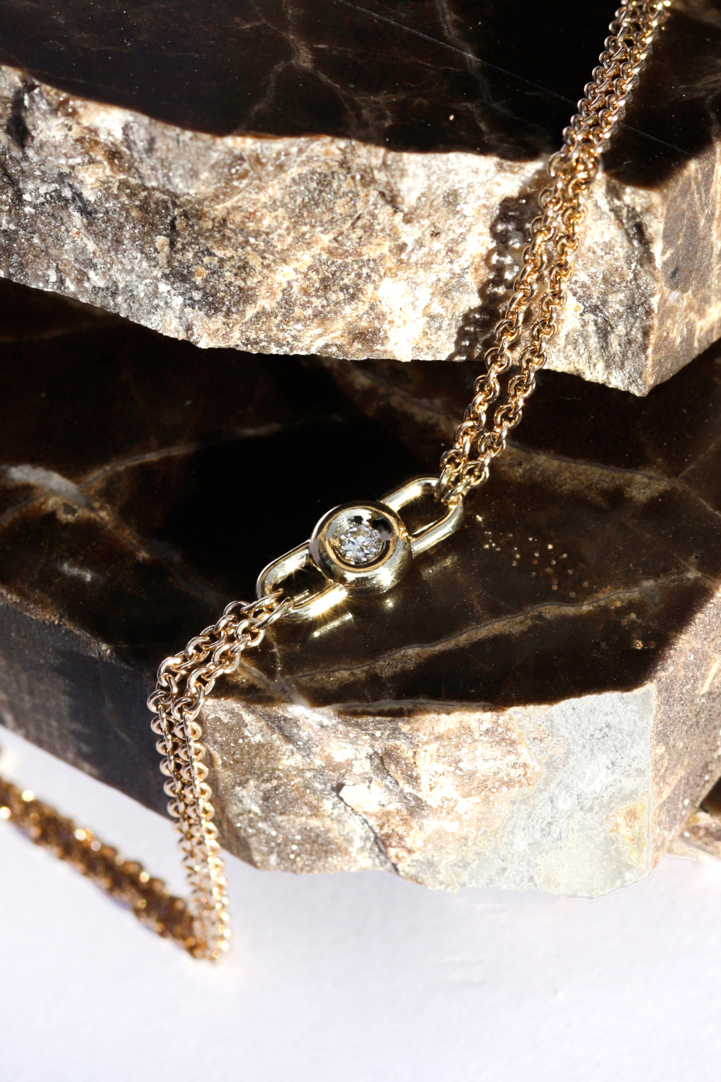 צמיד זהב עם תליון משובץ יהלום