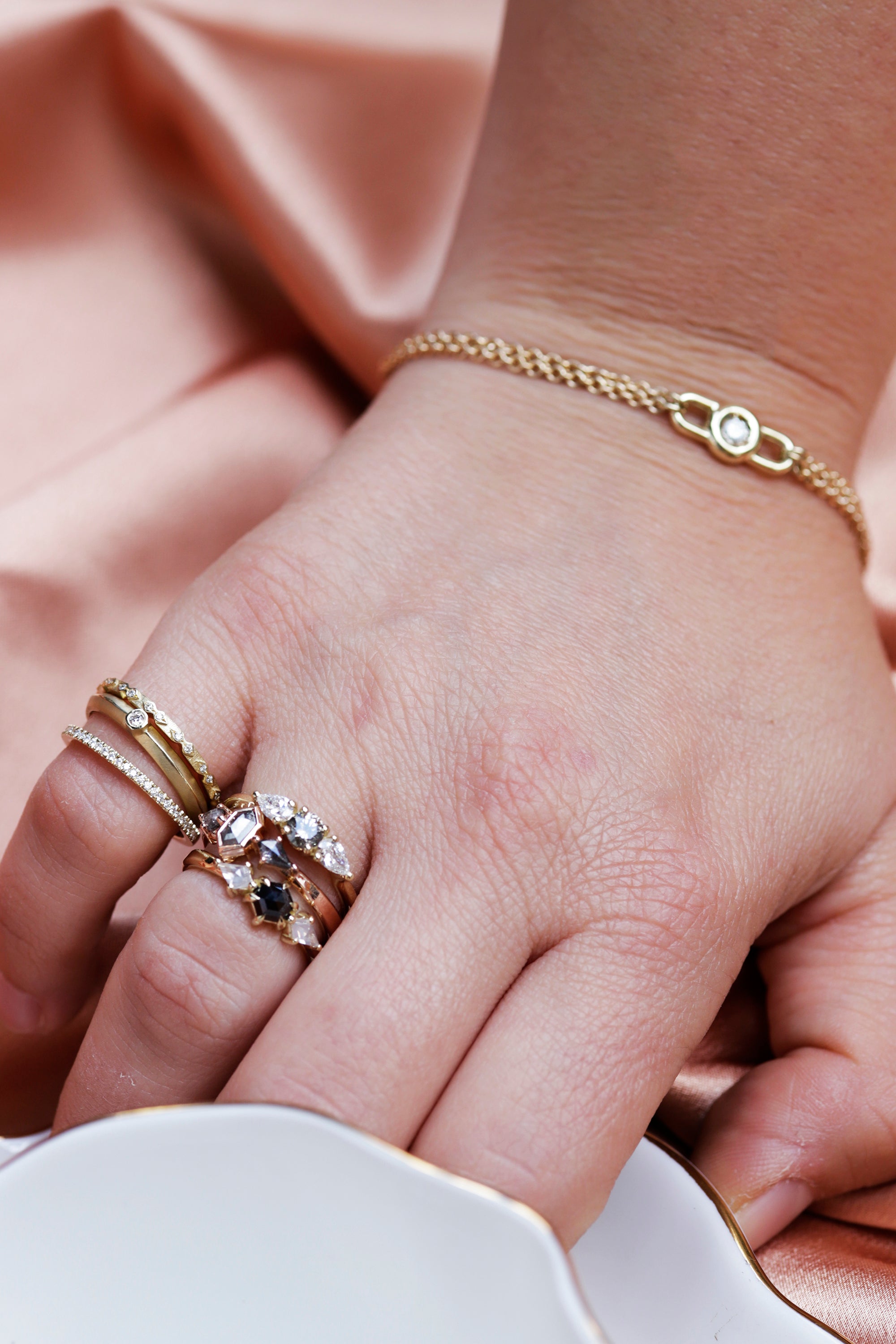 טבעת משובצת יהלום שחור בחיתוך משושה בשילוב יהלומים לבנים