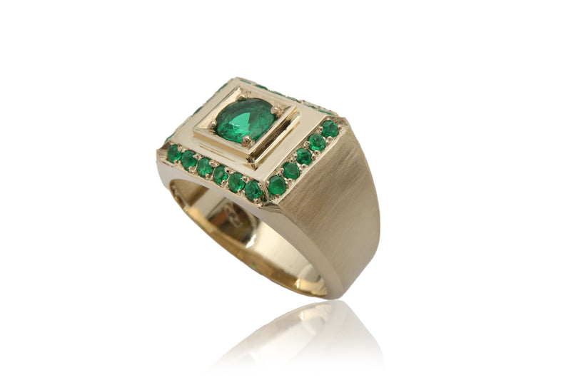 טבעת חותם ייחודית משובצת אבני אמרלד ירוק