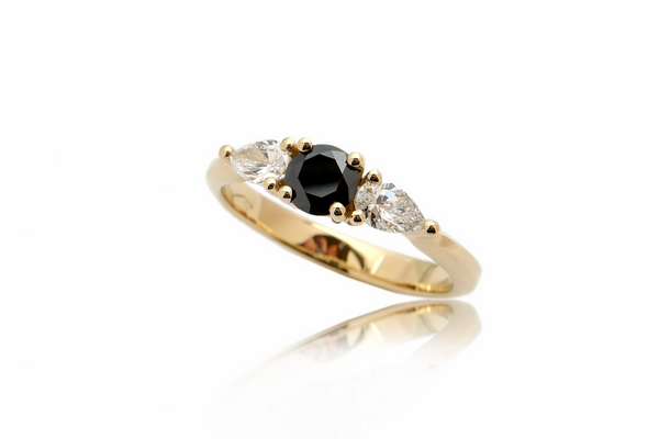 טבעת יהלום שחור בשילוב יהלומים לבנים בצורת טיפה