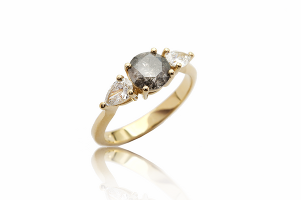 טבעת זהב צהוב משובצת יהלום Salt & Pepper בשילוב יהלומים לבנים 1CT
