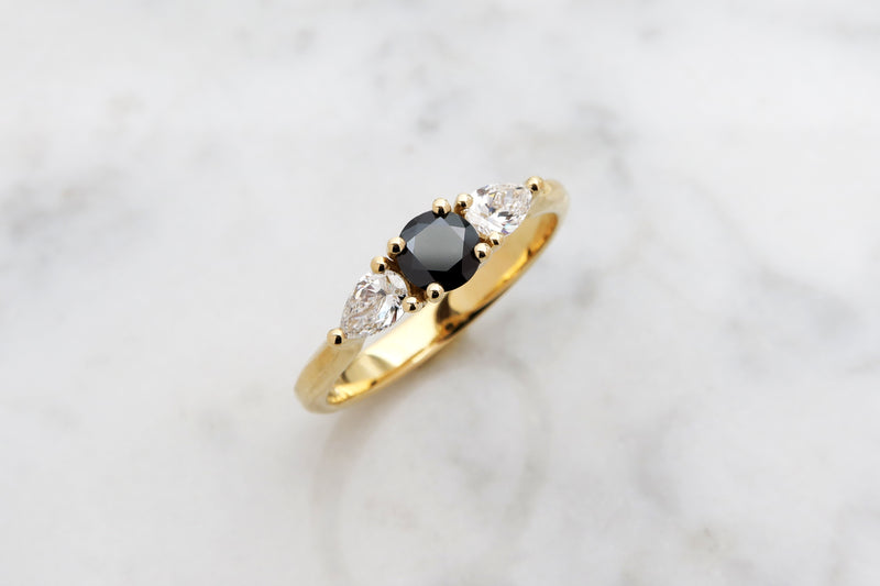 טבעת יהלום שחור בשילוב יהלומים לבנים בצורת טיפה