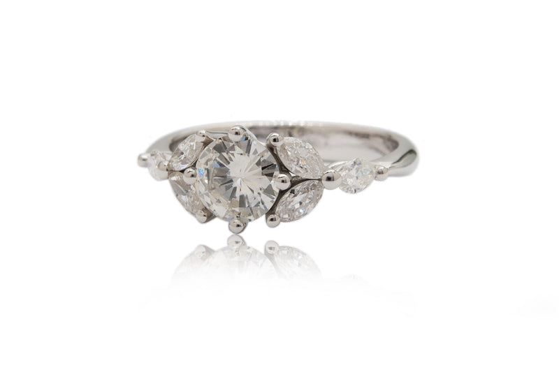 טבעת אירוסין מיוחדת מזהב לבן בשיבוץ יהלום עגול ויהלומי מרקיזה