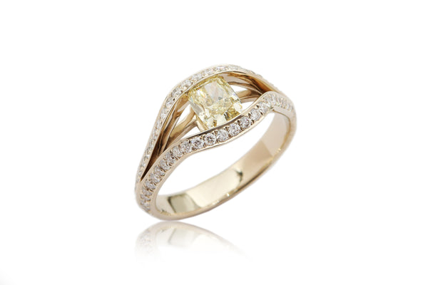 טבעת יהלום צהוב ייחודית בשילוב יהלומים לבנים