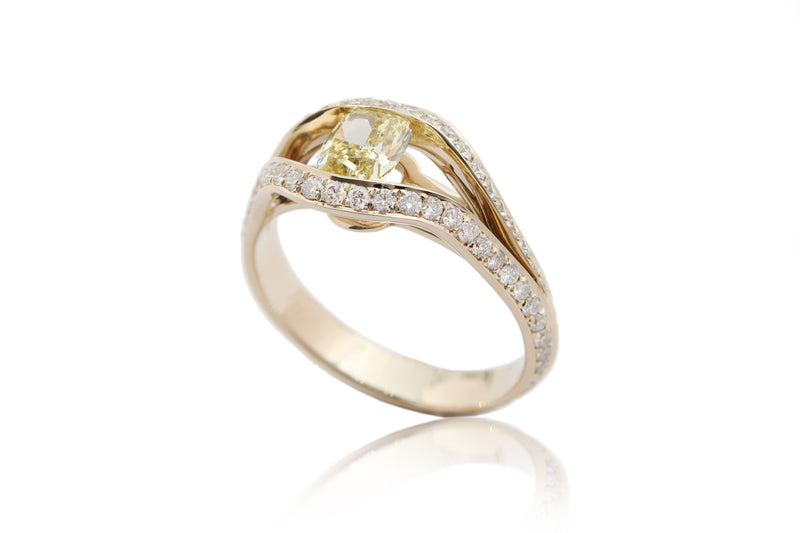 טבעת יהלום צהוב ייחודית בשילוב יהלומים לבנים