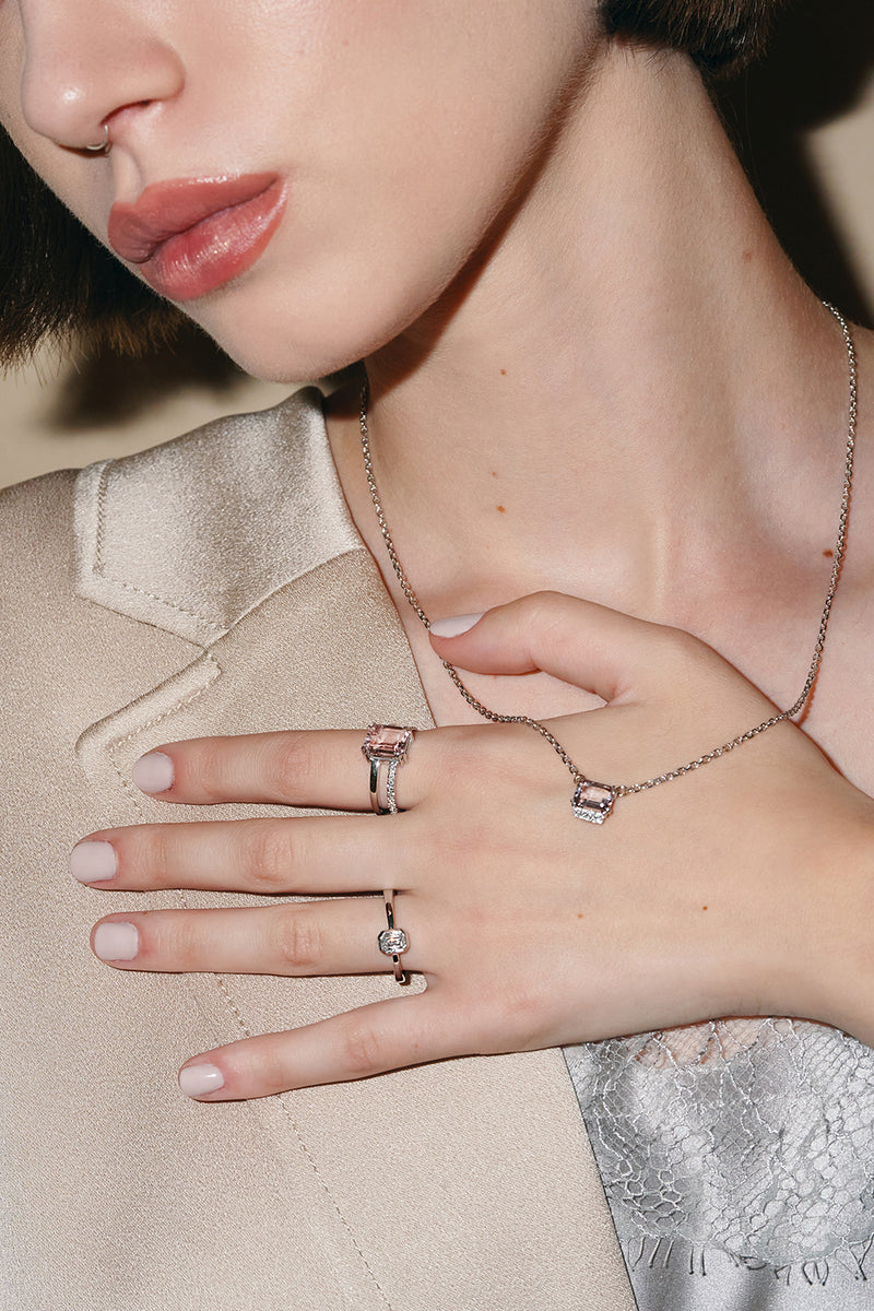 טבעת זהב לבן בעיצוב גאומטרי משובצת מורגנייט ויהלומים