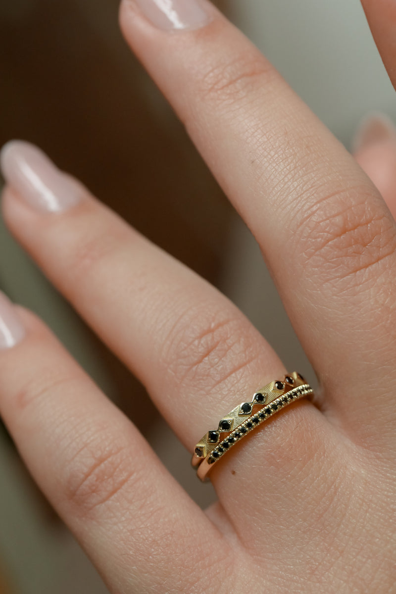 טבעת זהב עדינה משובצת יהלומים שחורים