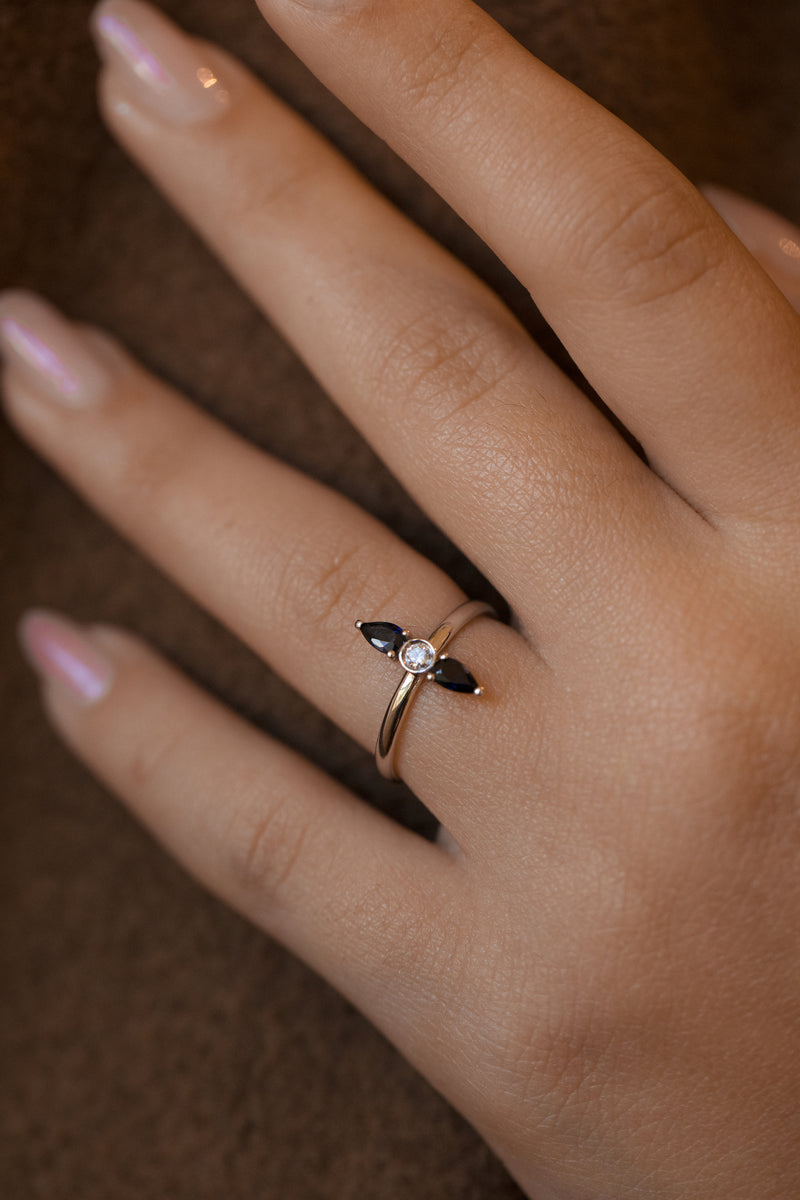 טבעת זהב לבן ייחודית משובצת אבני ספיר ויהלום